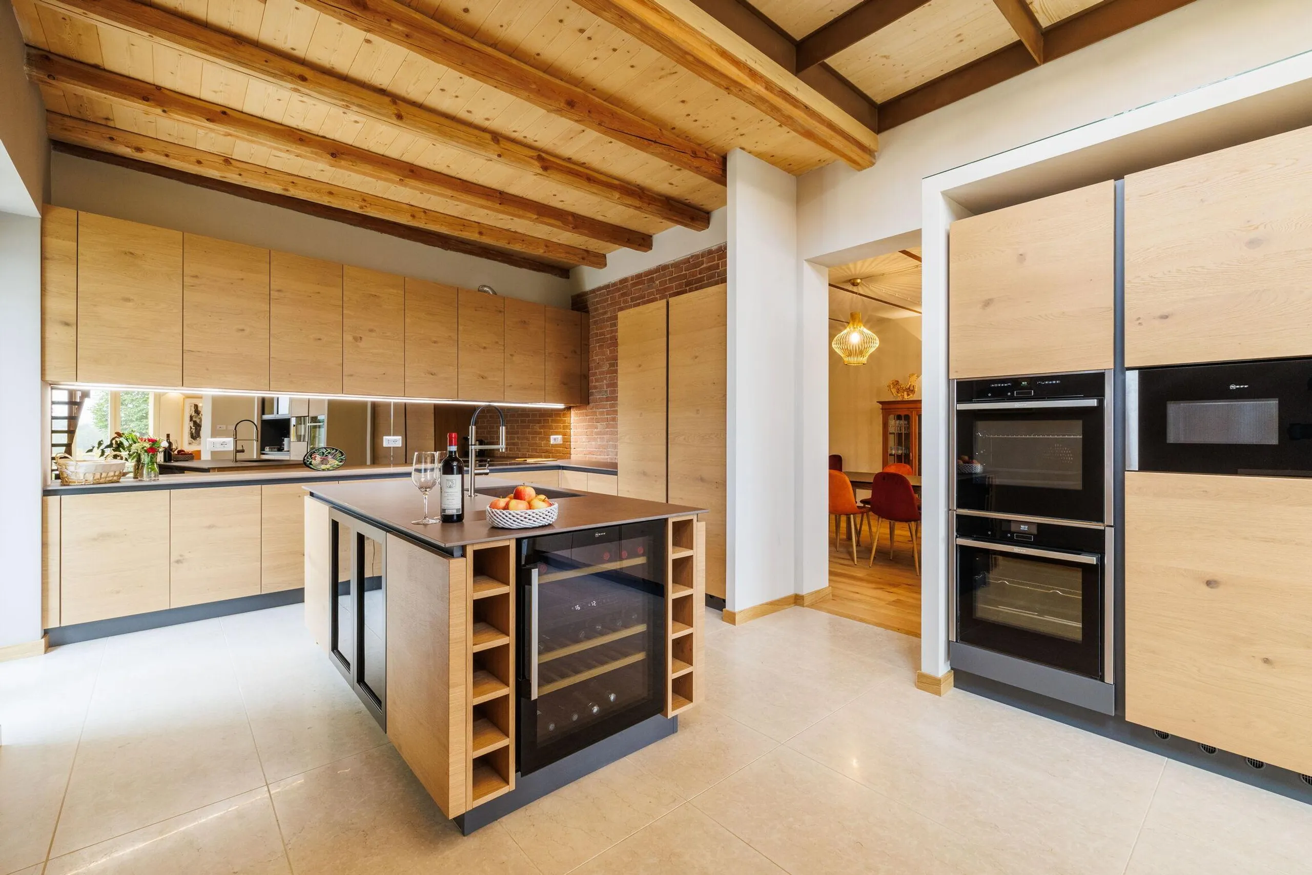 Imposing Italian Estate with Invigorating Pool and Dining Al-Fresco — photograph 10