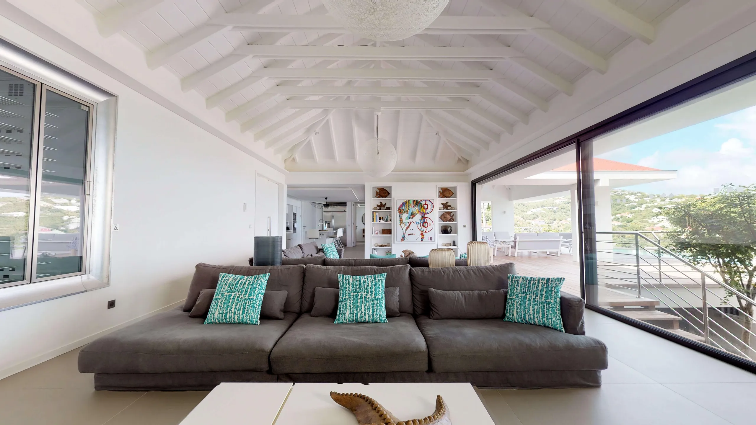 Luxe Hillside Haven with Infinity Pool and Panoramic Ocean Views — photograph 8