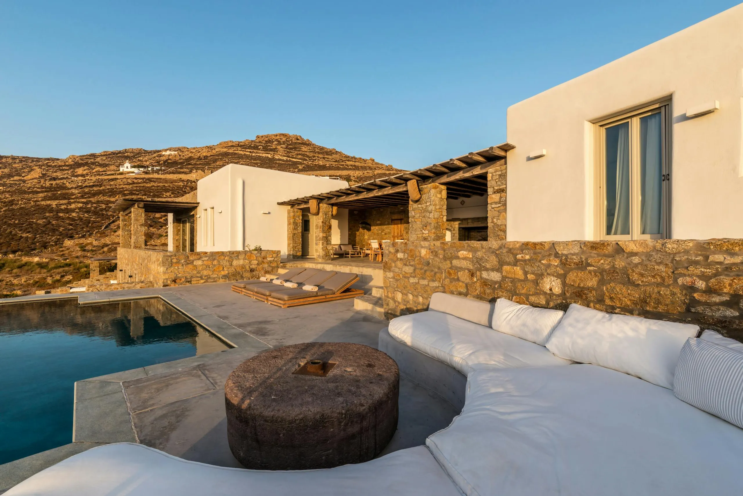 Regal Resort-Style Estate with Private Pool, Jacuzzi, and Ocean Views — photograph 9