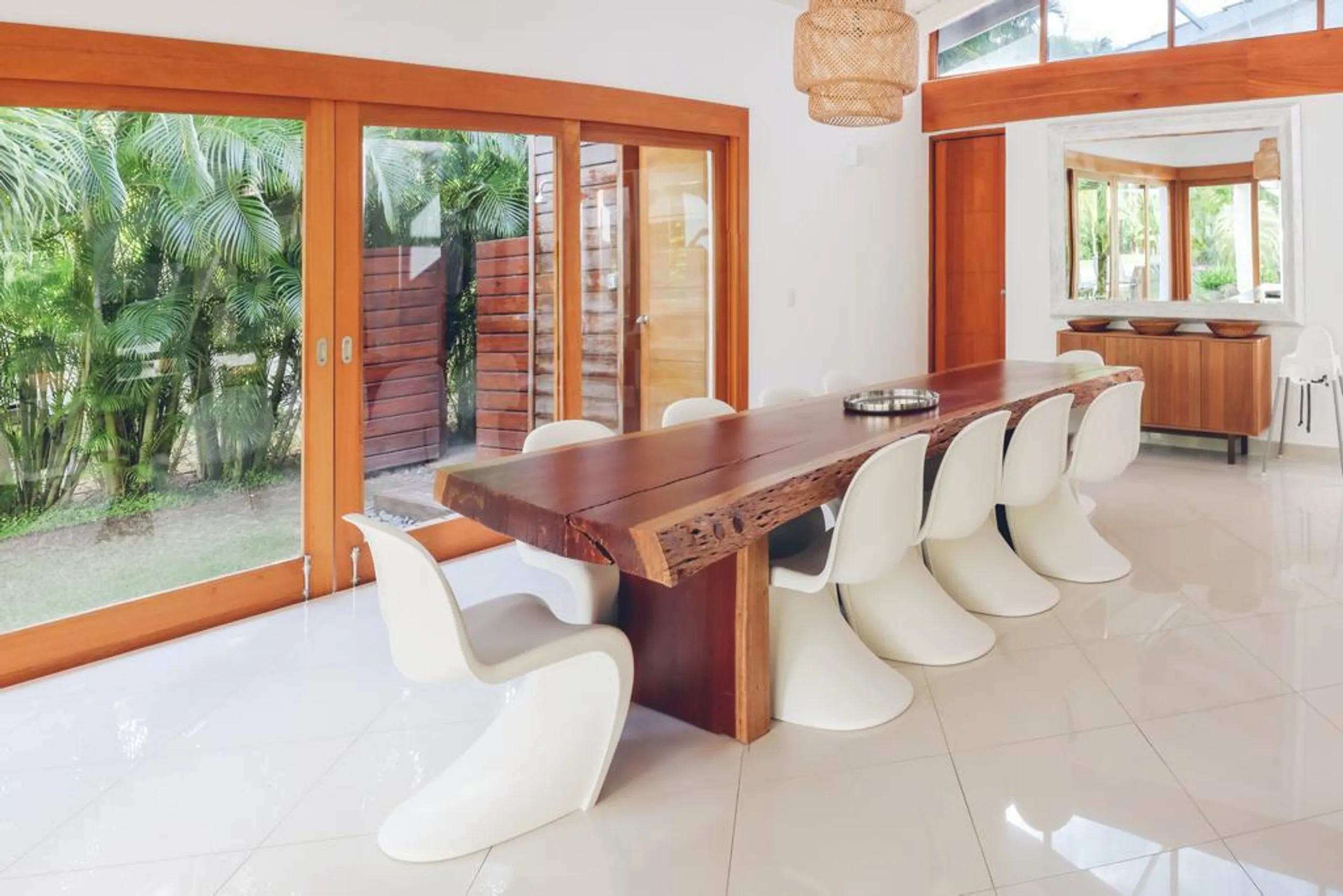 Grandiose Tropical Estate with Private Pool and Home Theater — photograph 7