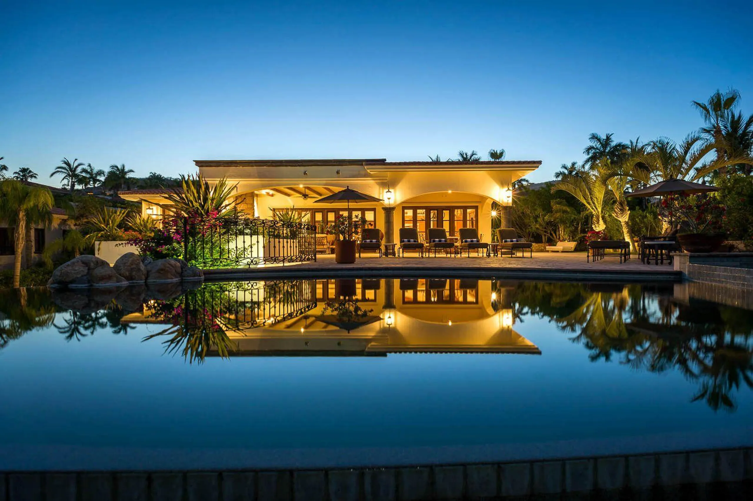 Refined and Upscale Caleta Estate with Infinity Pool and Ocean Views — photograph 11