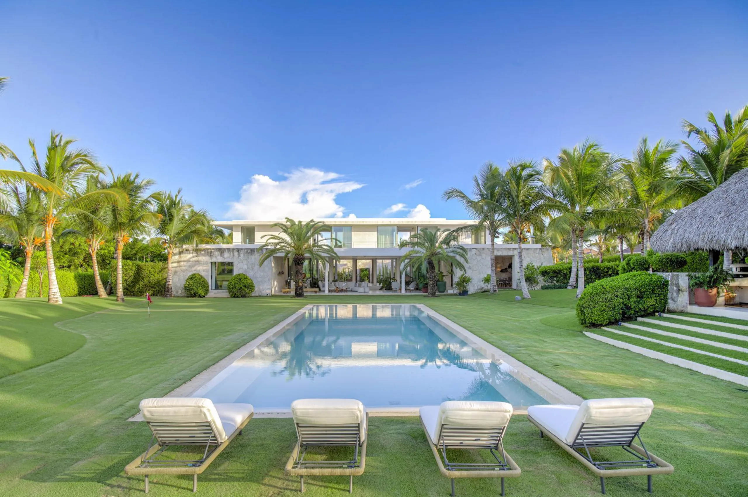 Exquisite Villa with Private Pool Overlooking the 10th Hole of Corales Golf Course — photograph 2