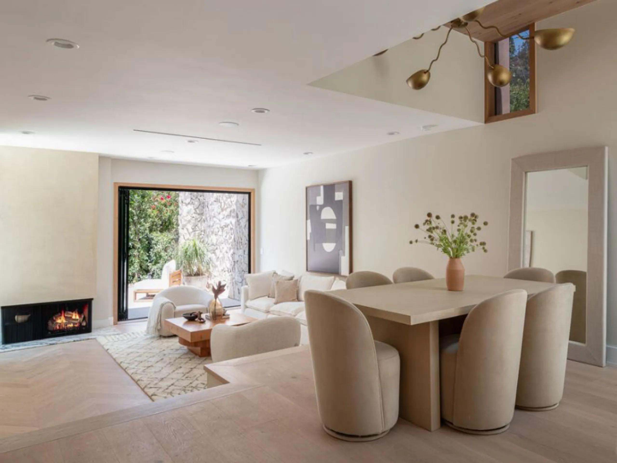 3BR Designer Villa with Modern Comfort, Natural Finishes & Prime Location — photograph 4