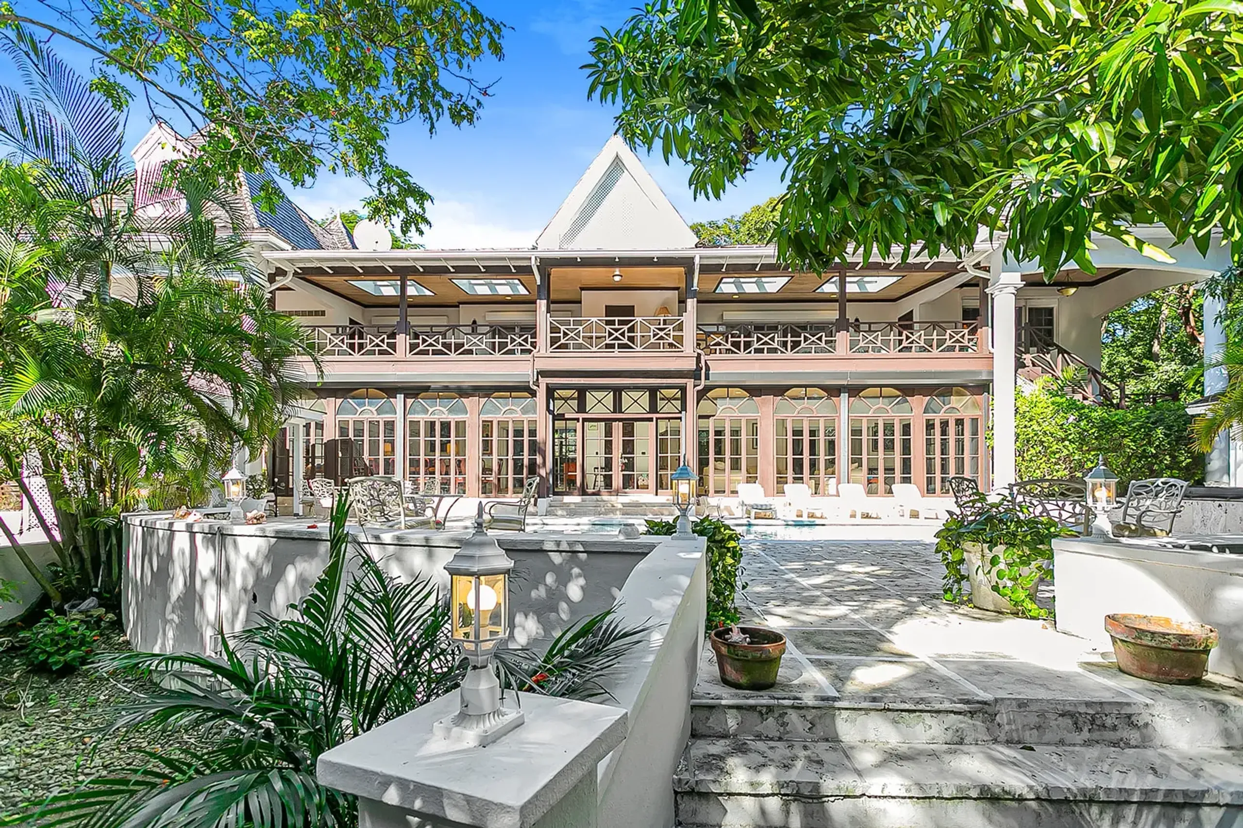 Lyford Cay Luxury Estate with Private Pool and Lovely Grounds — photograph 2