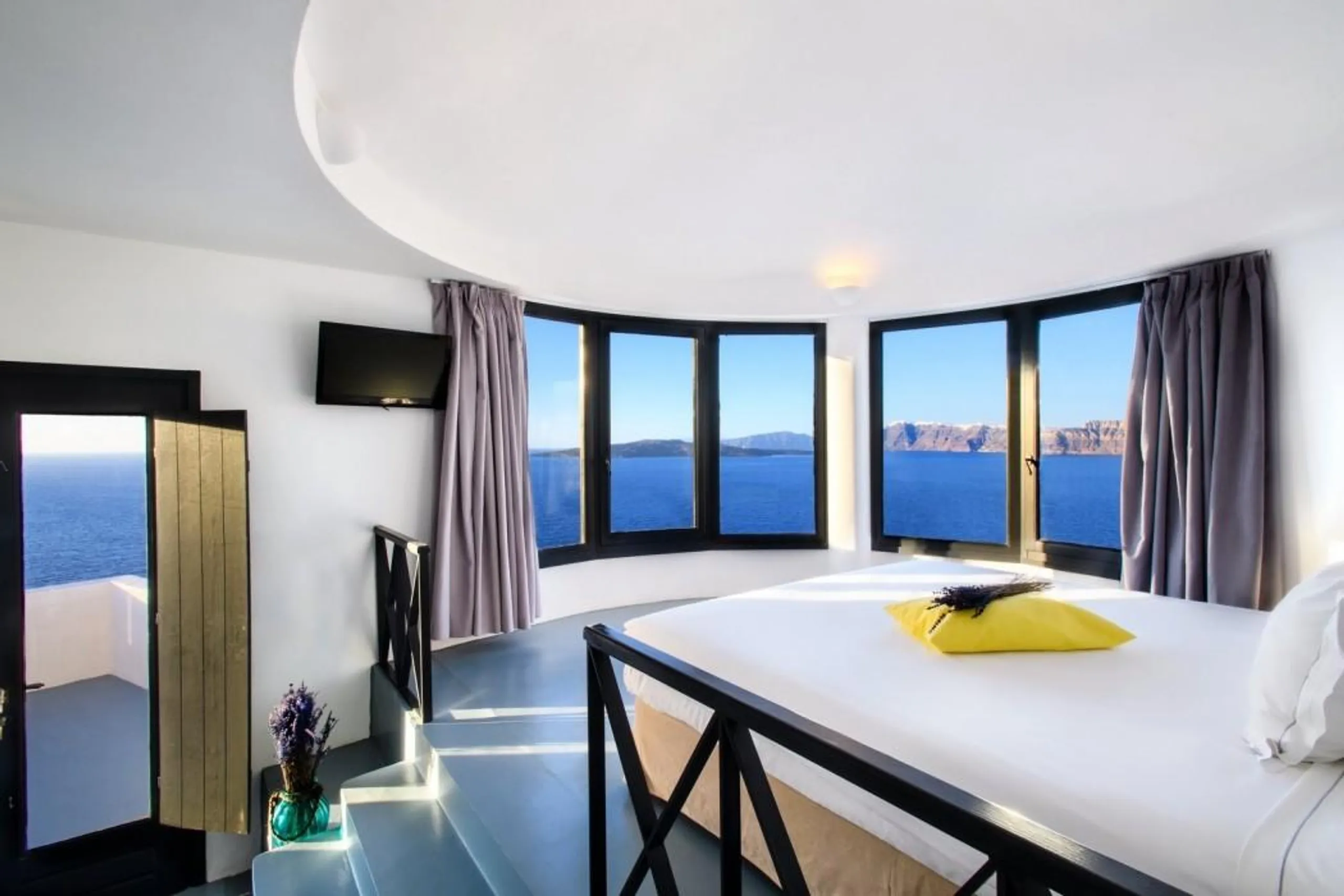 Lavish Haven with Majestic Seascapes and Deluxe Pool Retreat — photograph 10