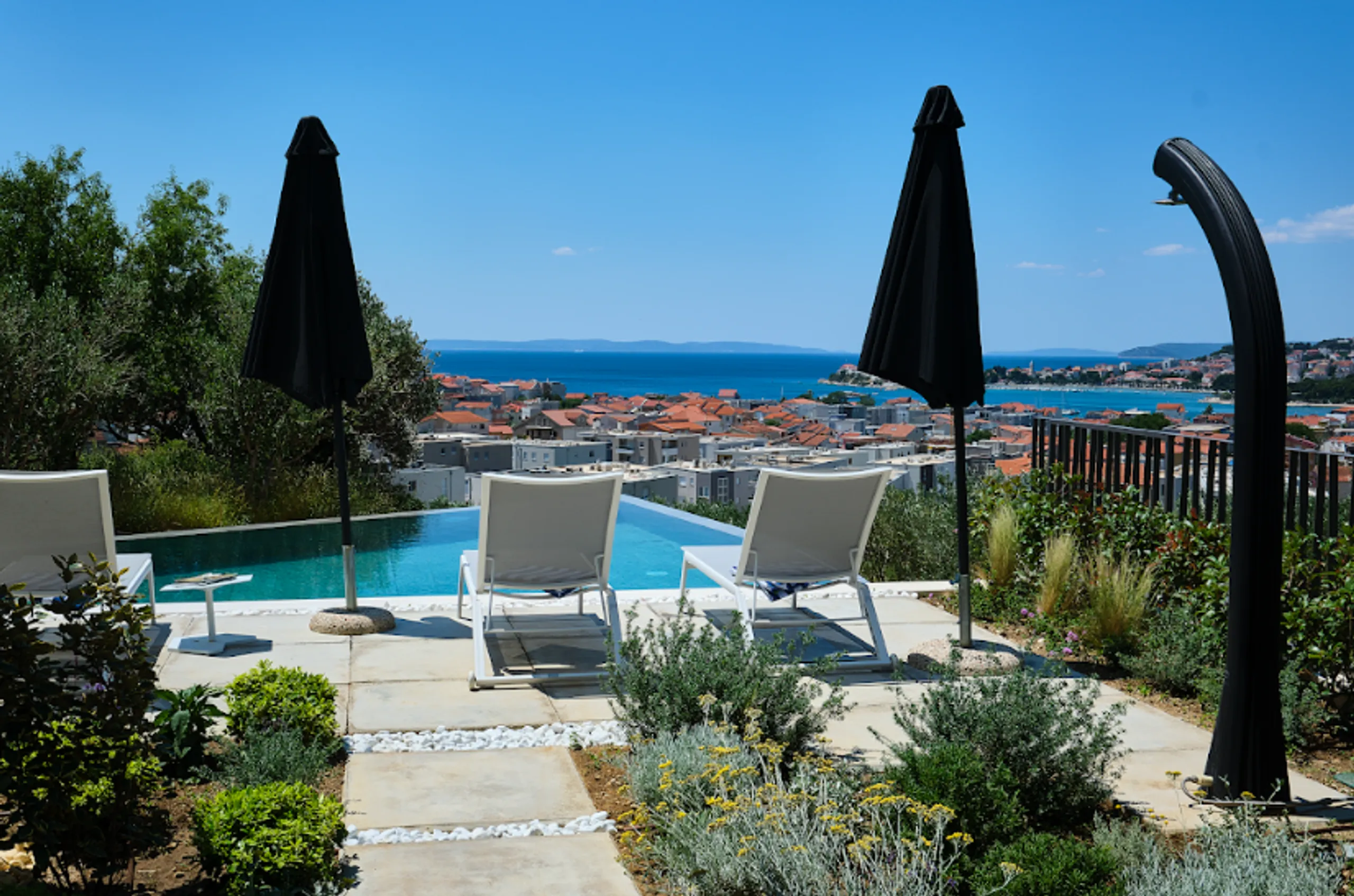 Exquisite Luxury Villa with Mountain View, and Ocean Overlook — photograph 3