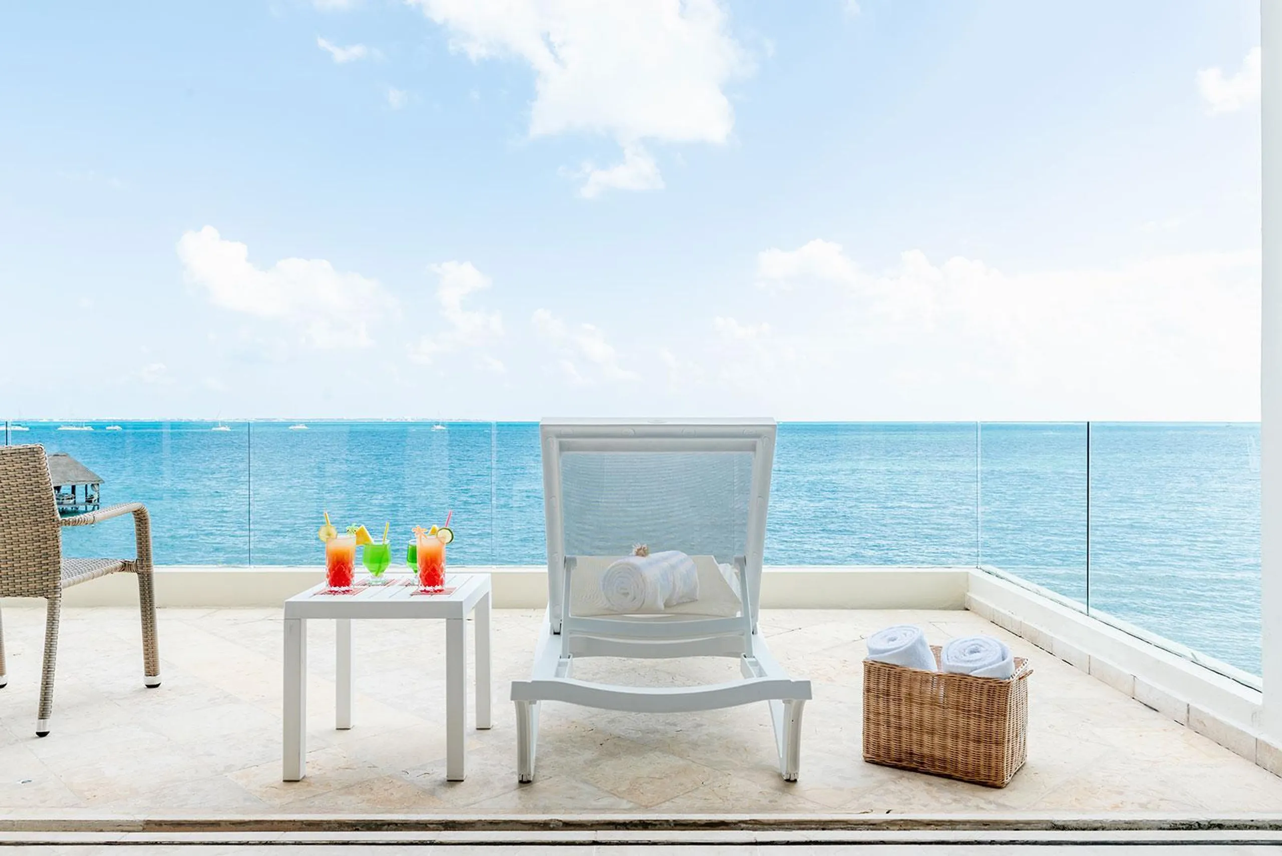 Pristine Facade Oasis with Ocean-Facing Pool — photograph 8