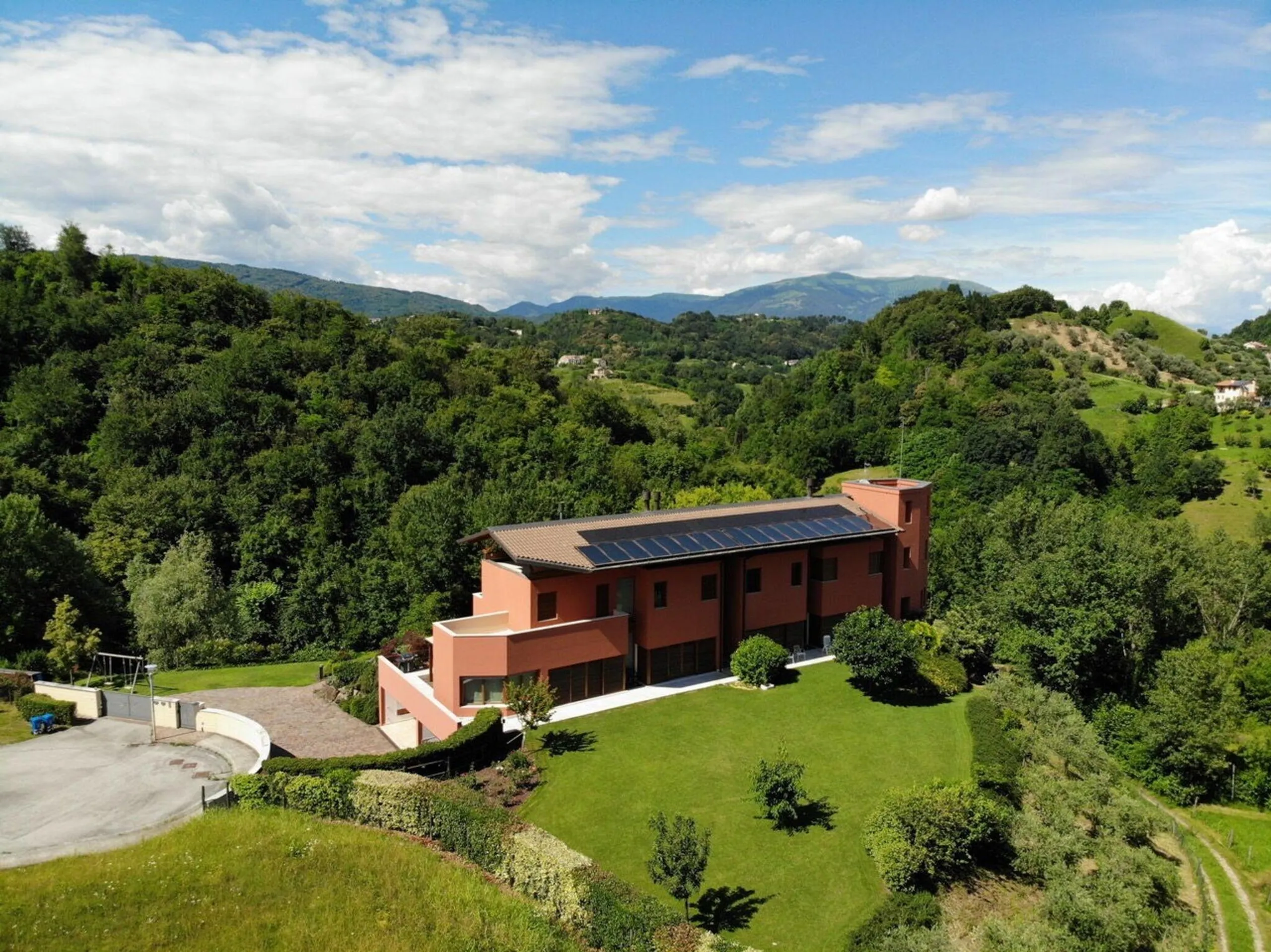 Tranquil Hillside Villa with Private Pool, Jacuzzi & Family Playground, Monfumo
