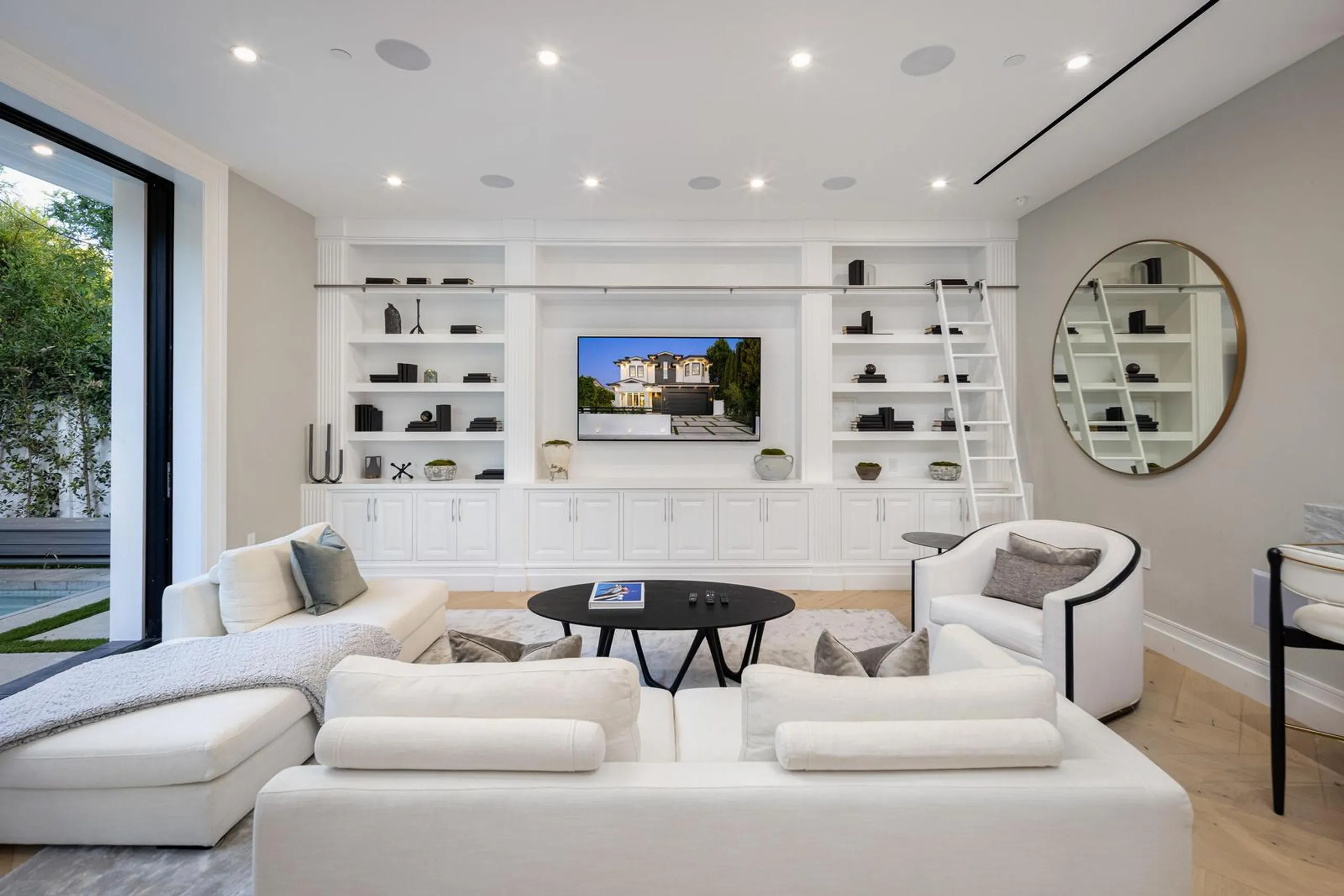 Modern West Hollywood Estate with Incredible Pool — photograph 3