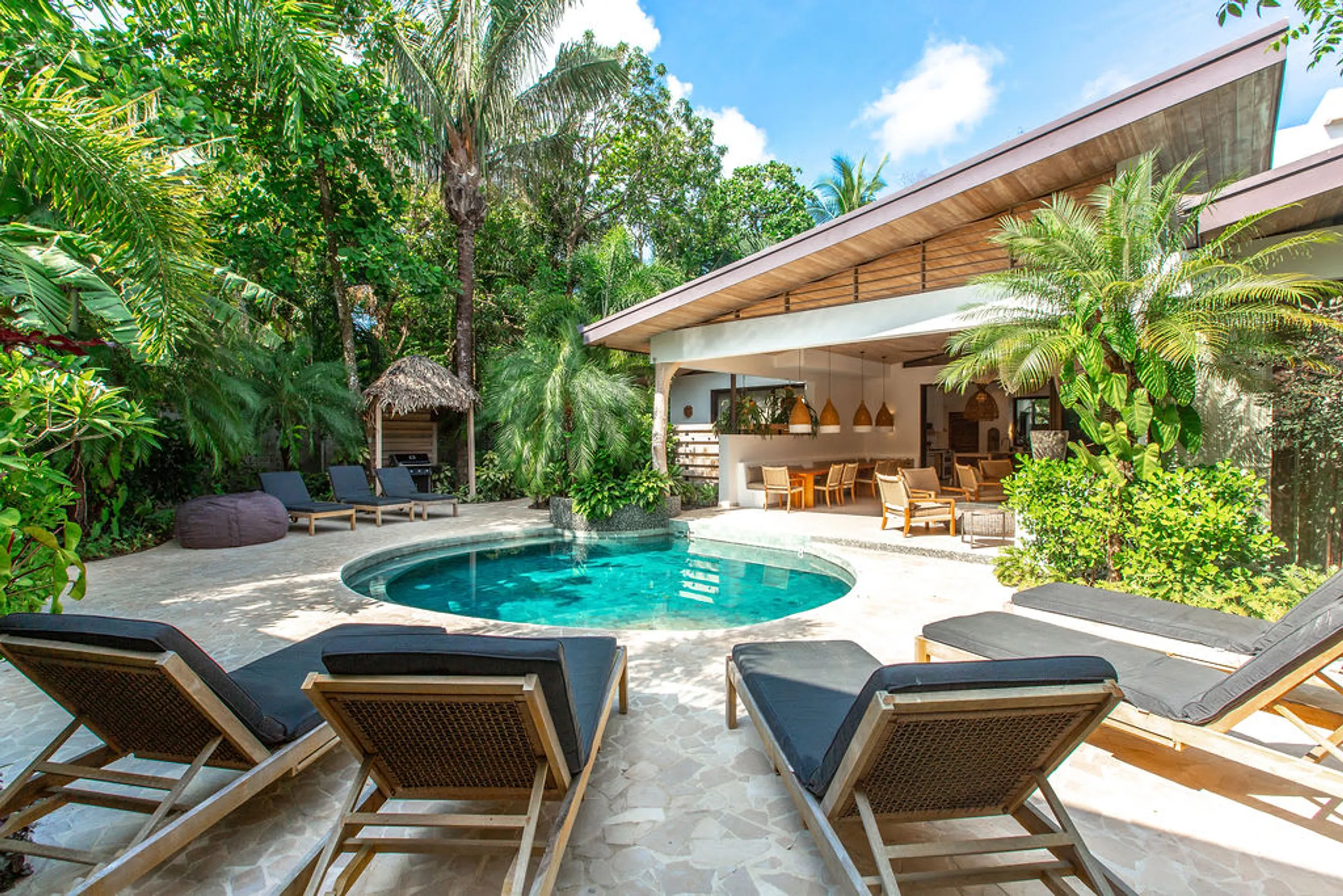 Eco-Luxury Villa with Private Pool and Beach Access — photograph 2