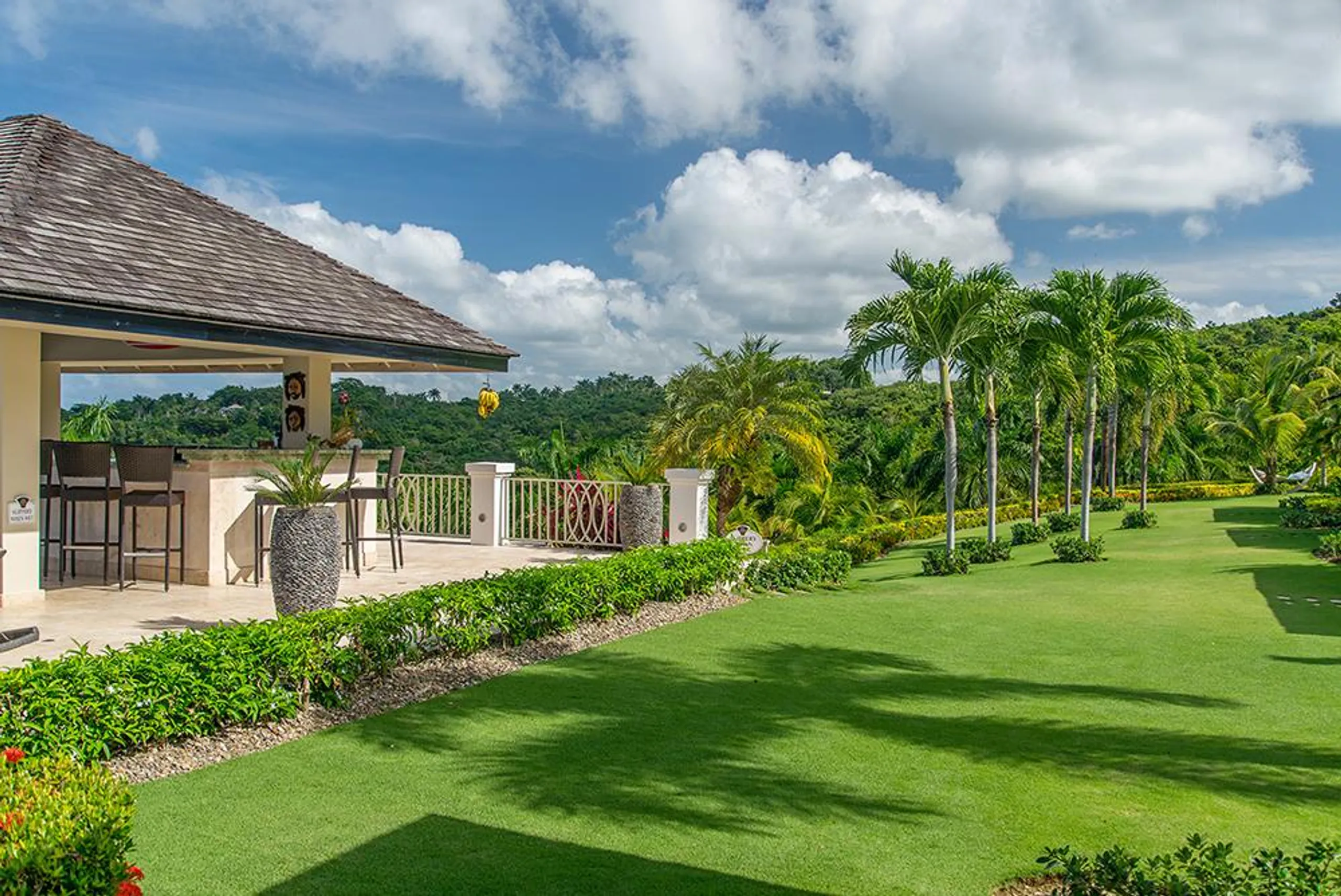 Sophisticated Sandy Bay Villa with Infinity Pool and Panoramic Ocean Views — photograph 11