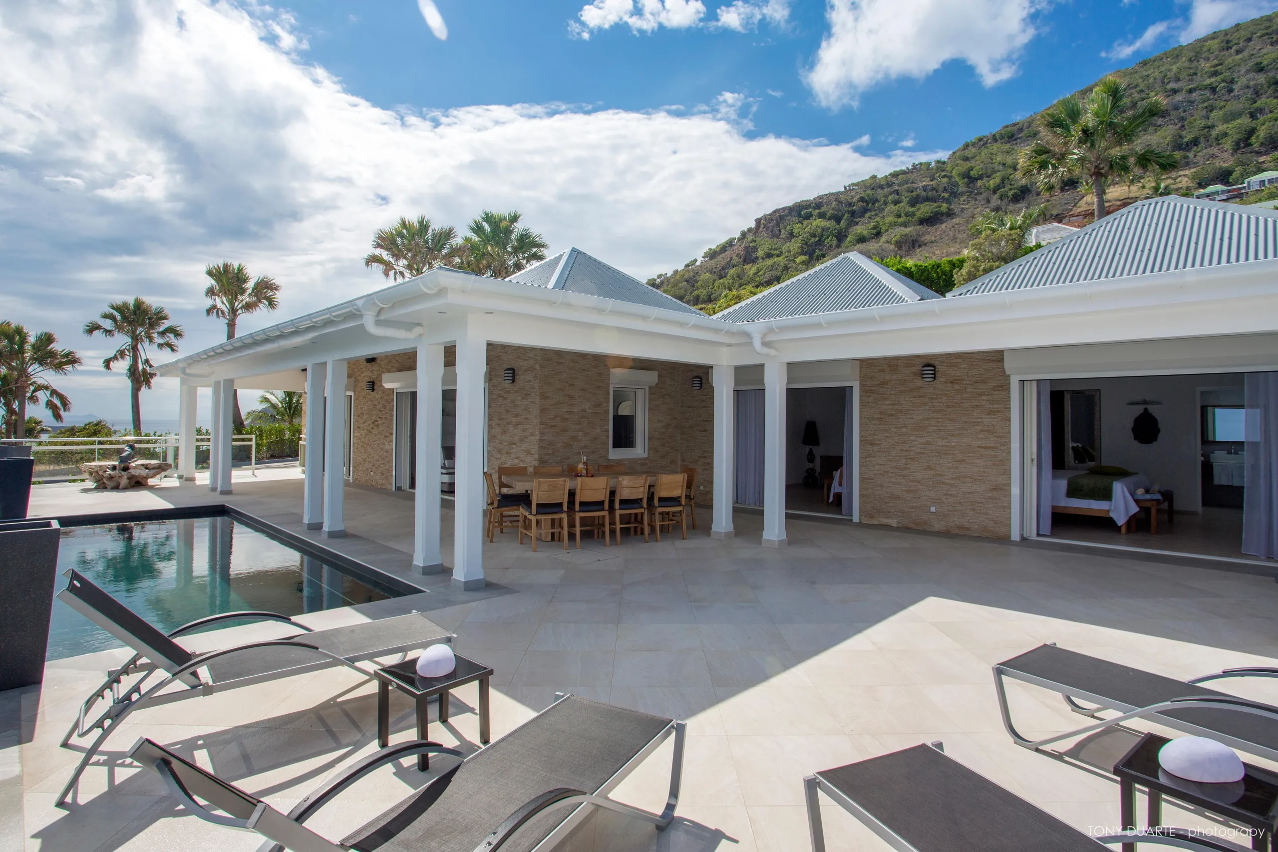 Majestic Oceanfront Villa with Private Pool and Fitness Room — photograph 3