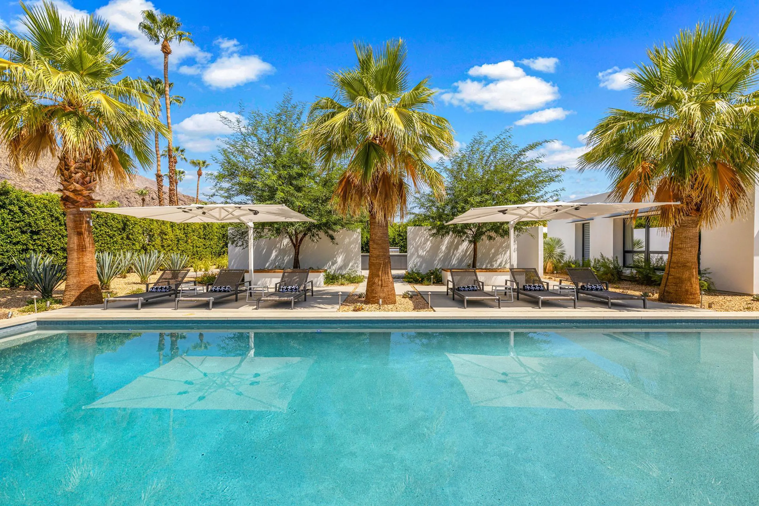 Marvelous Modern Estate with Private Pool, Jacuzzi, and Entertainment Room — photograph 3