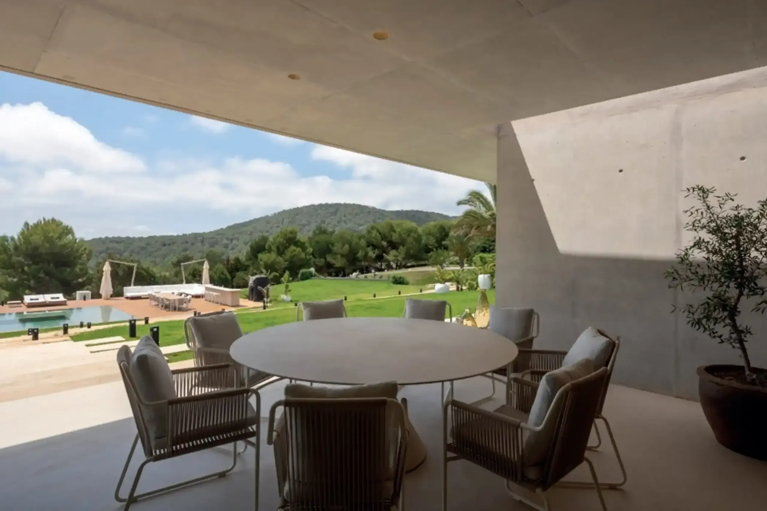 Stunning Contemporary Villa in Ibiza with Heated Pool, Sauna and Jacuzzi — photograph 9