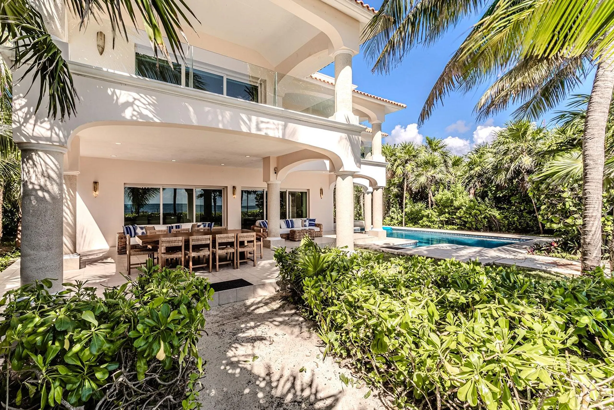 Rustic-Chic Oceanfront Villa with Pool Tables, Jacuzzi, and Direct Beach Access — photograph 7