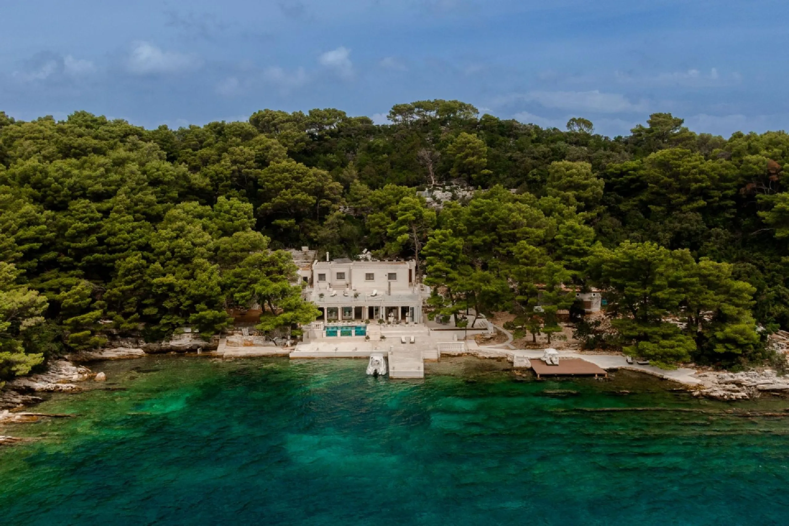 Enchanted Ancient-Inspired Villa with Breathtaking Pool and Seaside Views — photograph 5