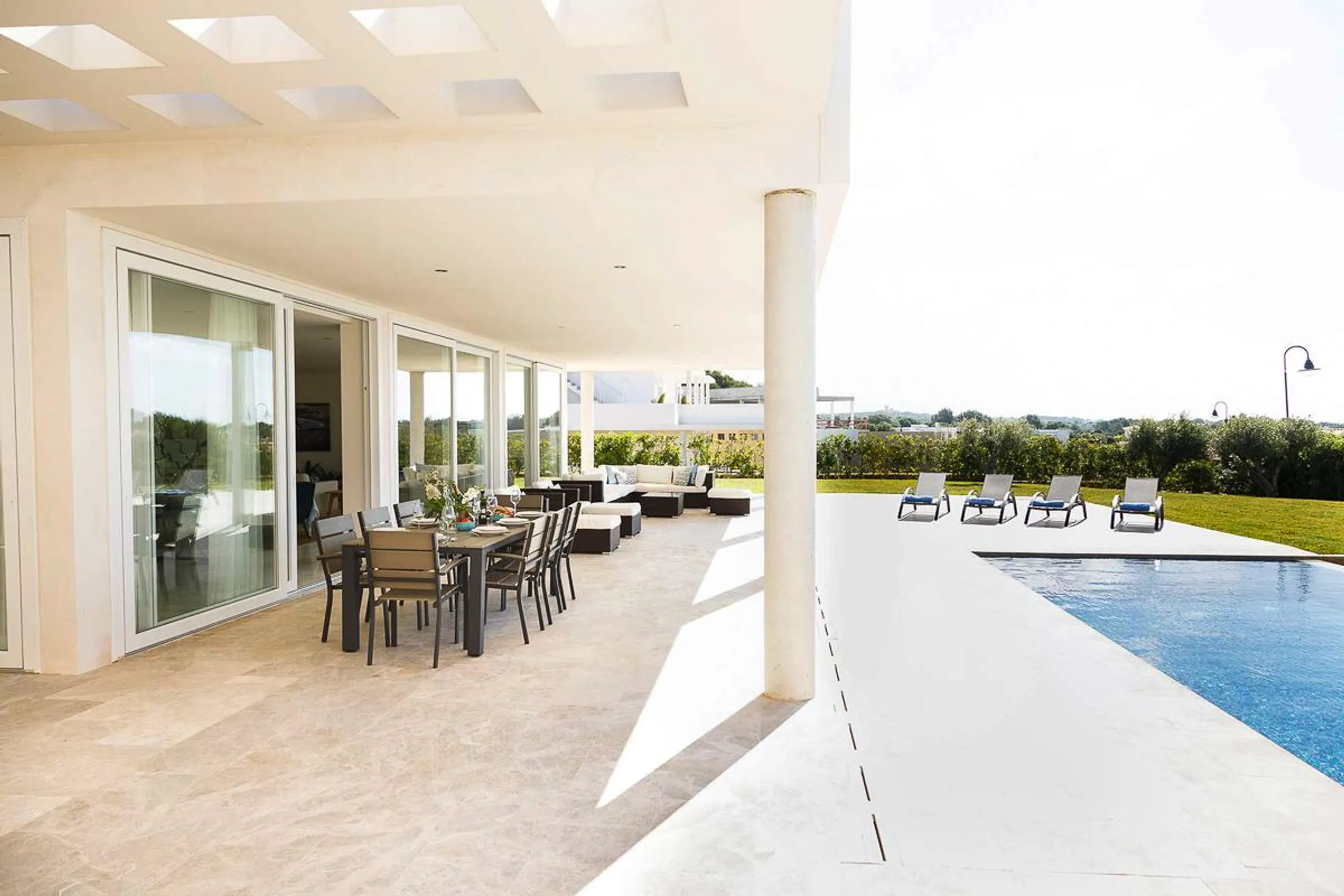 Stylish 6BR Villa with Private Pool and Breathtaking Views of the Sea, Binisafuller