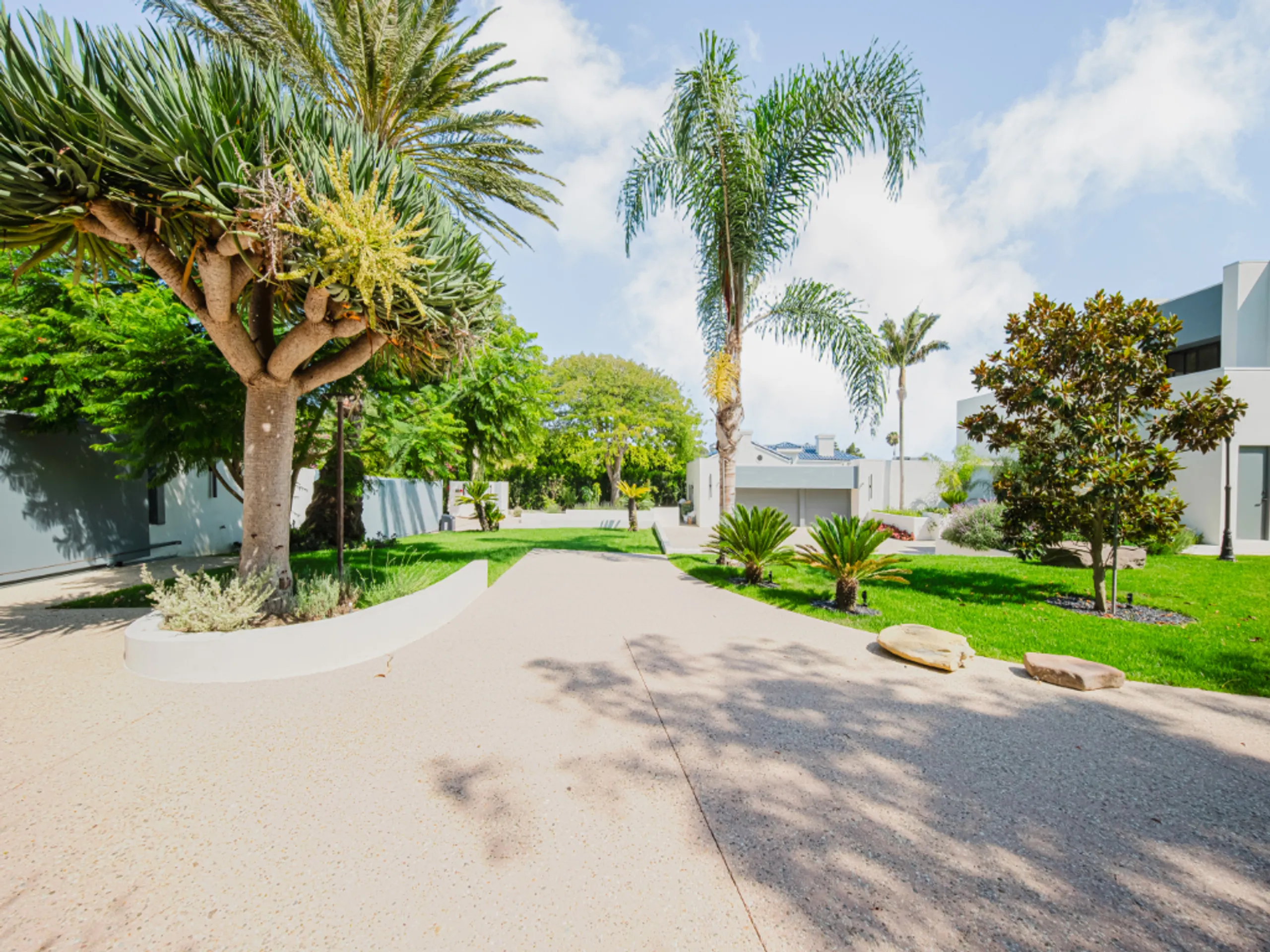Architectural Malibu Bluffside Estate with Panoramic Ocean Views & Walkable Beach Access — photograph 10