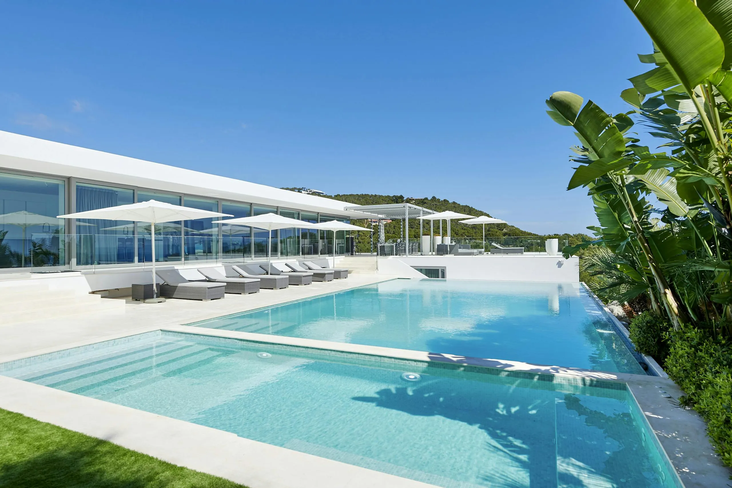 Classic Contemporary Luxury Villa in Ibiza with Private Pool, Fitness Room, and Ball Court — photograph 7