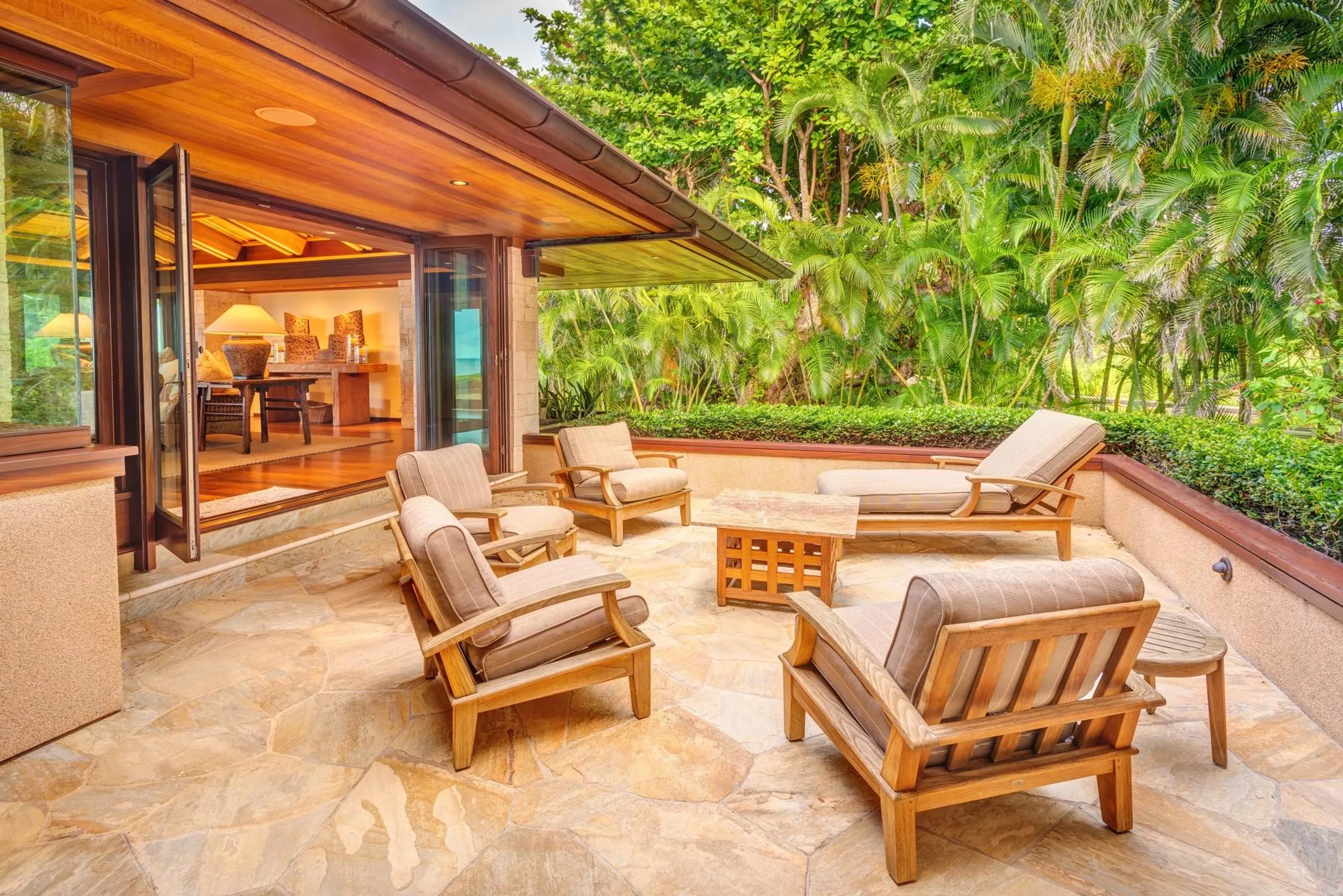 Enchanting Oceanfront Villa with Panoramic Views of Panini Beach Hawaii — photograph 5