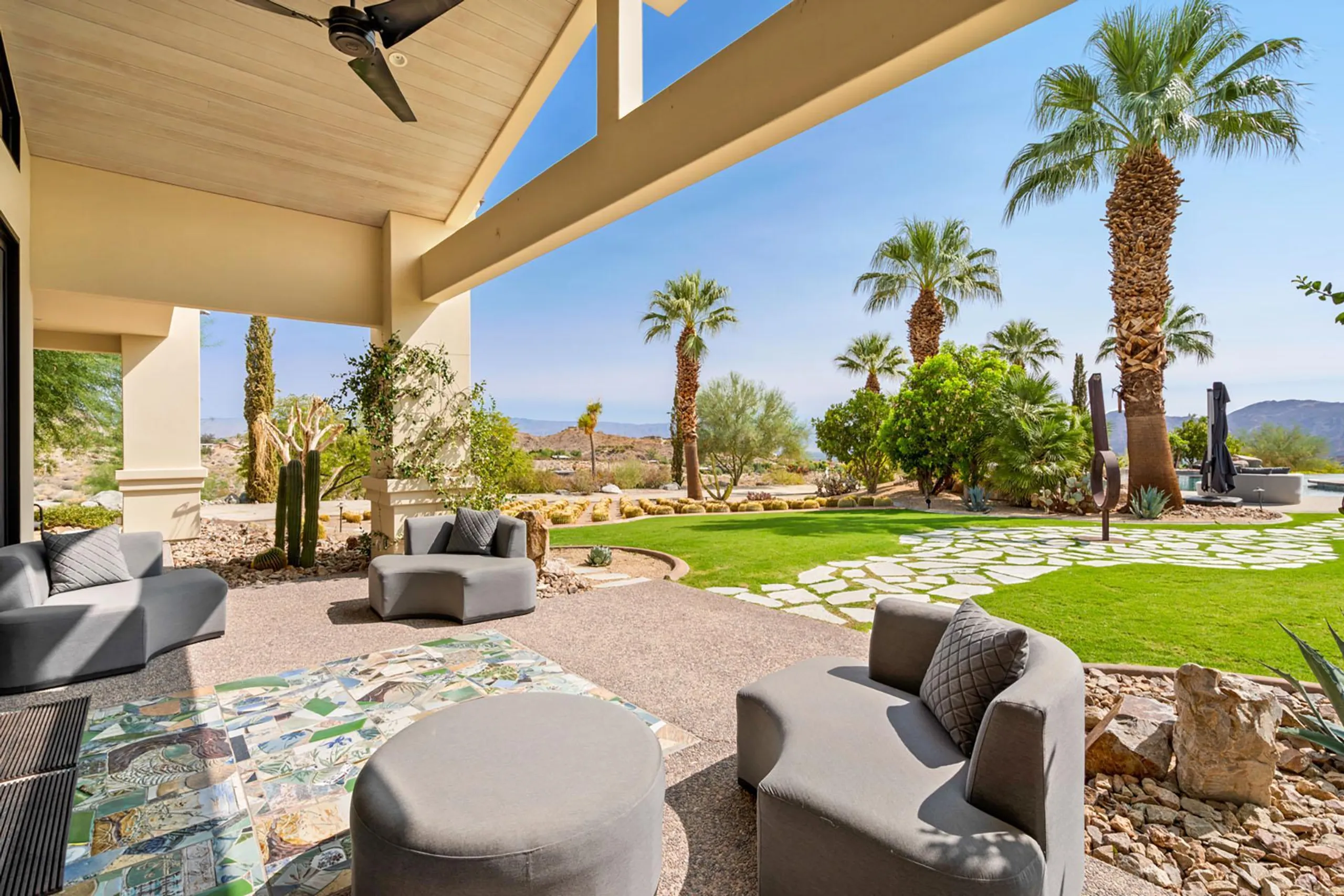 Incredible Paradise Estate with Private Golf, Pool, and Wet Bar — photograph 8