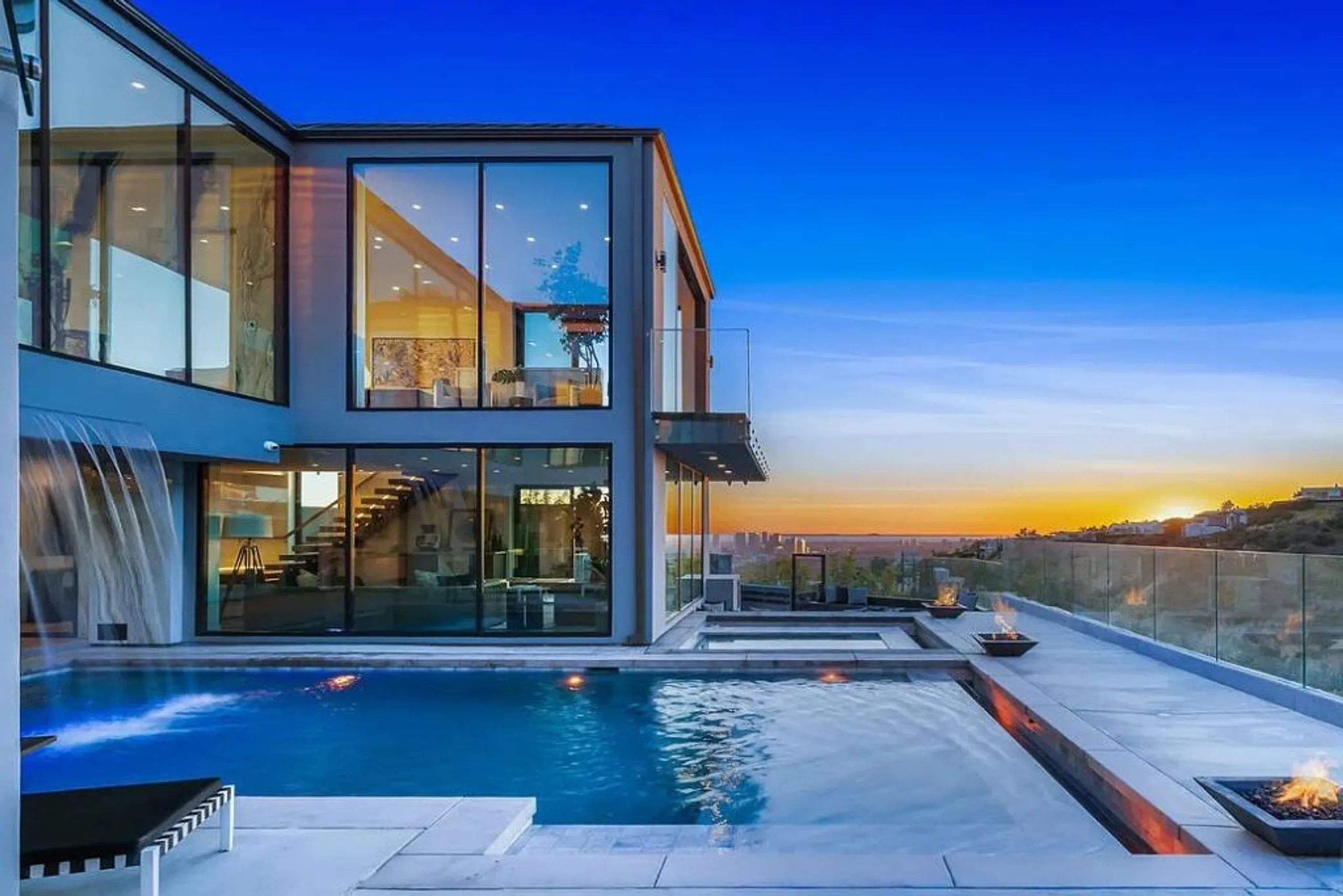 Ultra-Modern Hollywood Hills Villa with Infinity Pool, Spa, and Sunsent Views — photograph 5