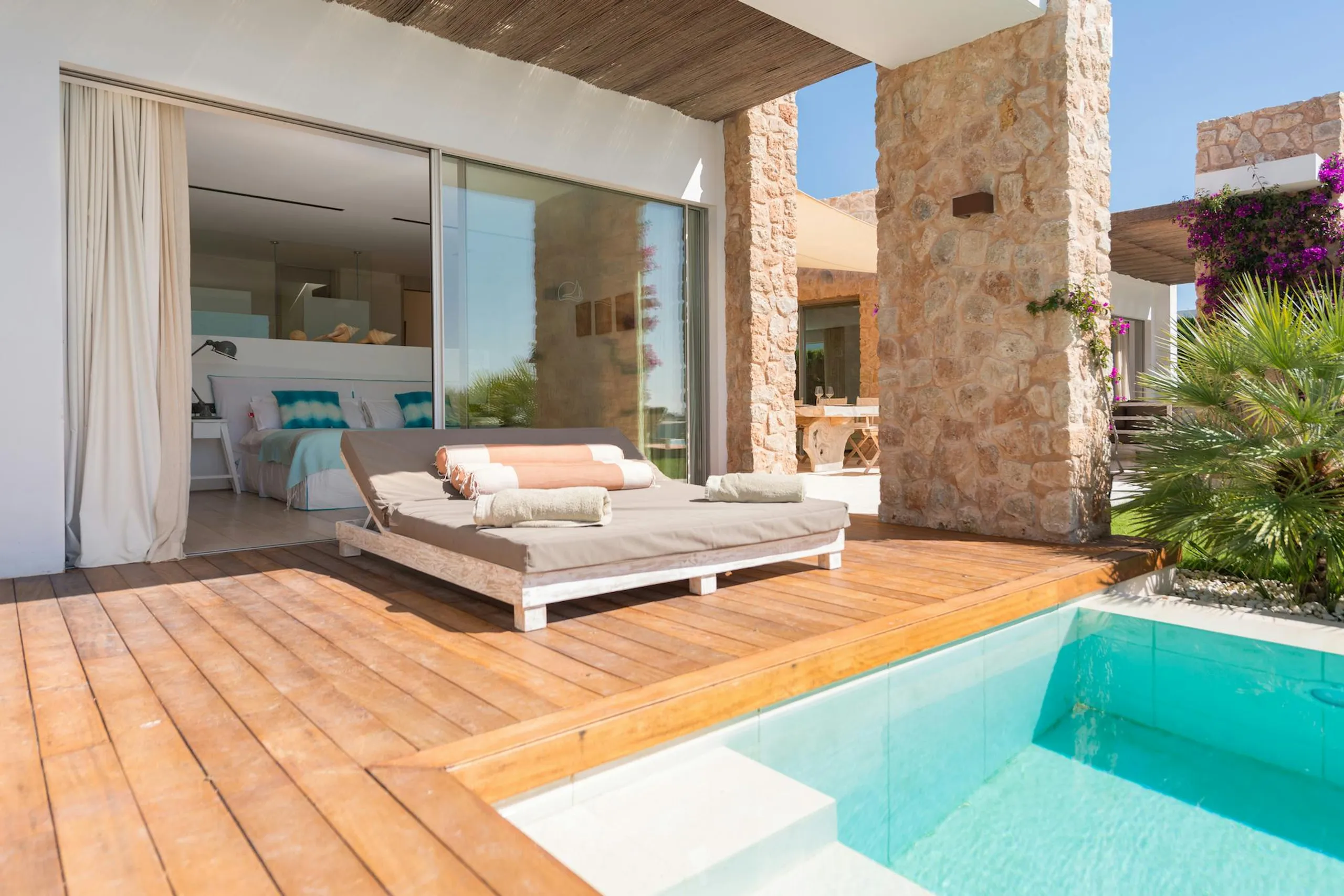 Regal Spanish Retreat with Private Pool and Sun Deck — photograph 12