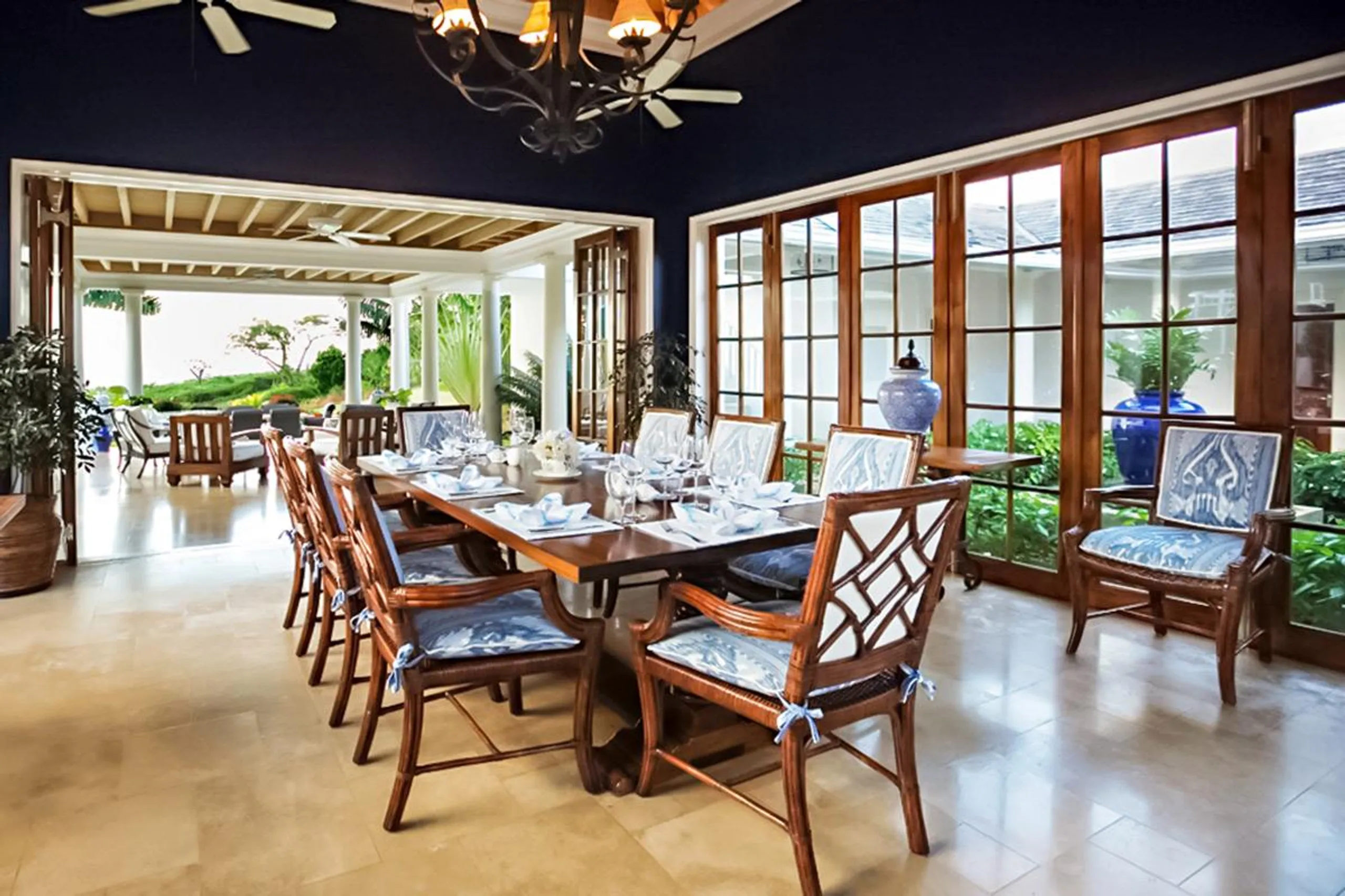 Charming Tropical Retreat in Sandy Bay with Private Pool and Lush Garden Grounds — photograph 7