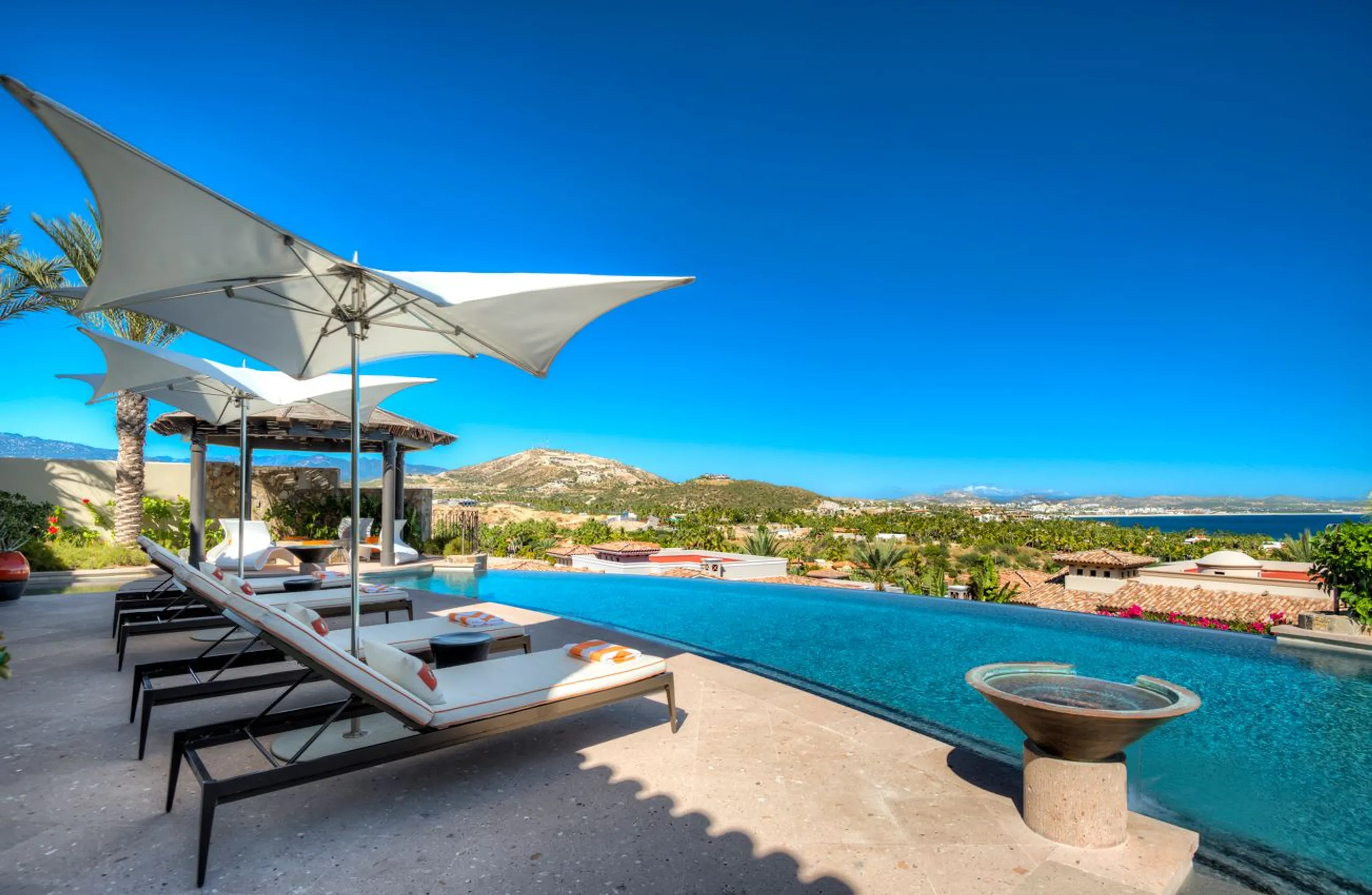 Majestic High-End Villa with Private Infinity Pool, Jacuzzi and Ocean Views — photograph 5