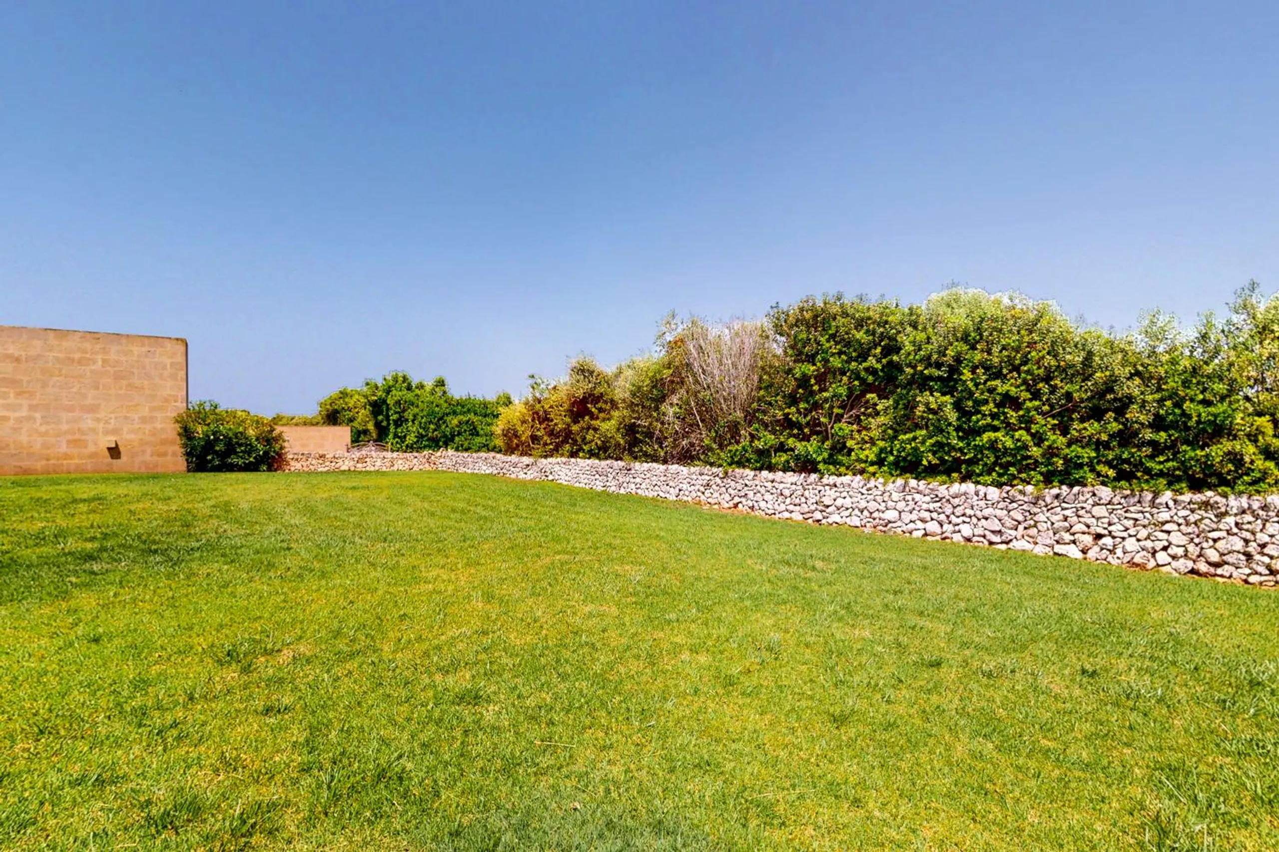 Regal 5BR Villa with Private Pool and Breathtaking Views of the Sea — photograph 4