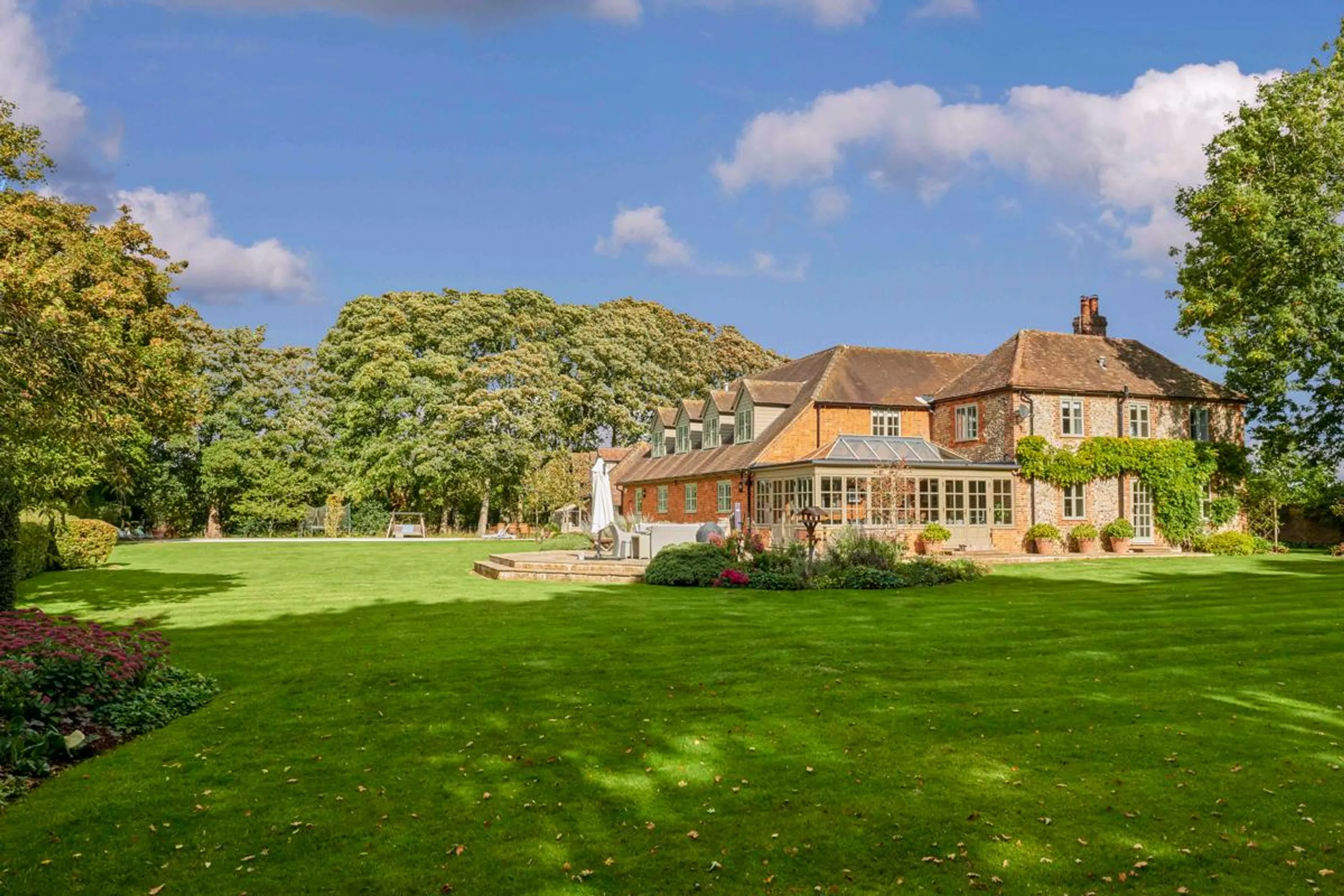 Gracefully Decorated 7-Bedroom Country Villa with Private Pool, Gym, and Scenic Gardens — photograph 2