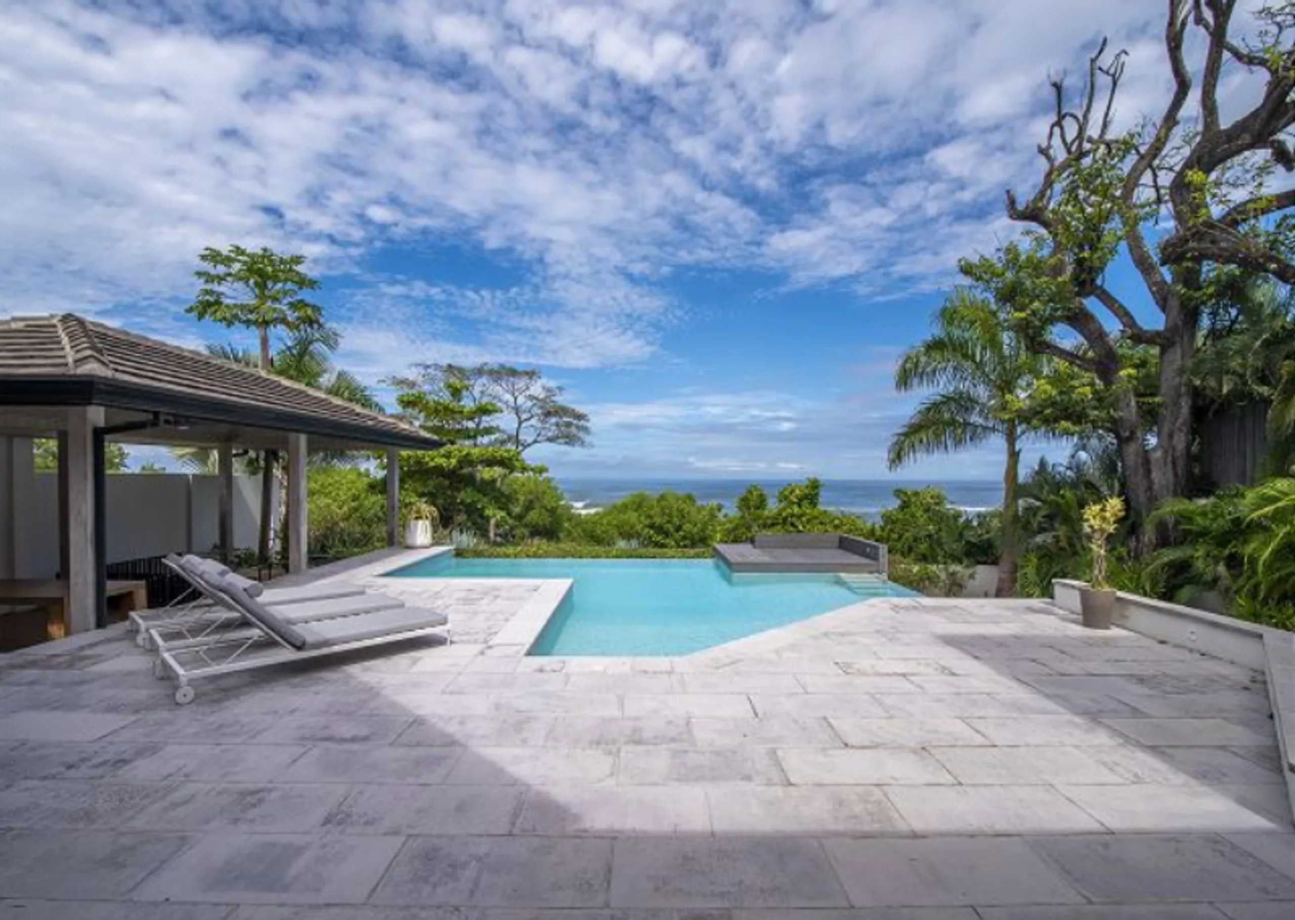 Gorgeous Beach Front Contemporary Modern Villa with Infinity Pool — photograph 9