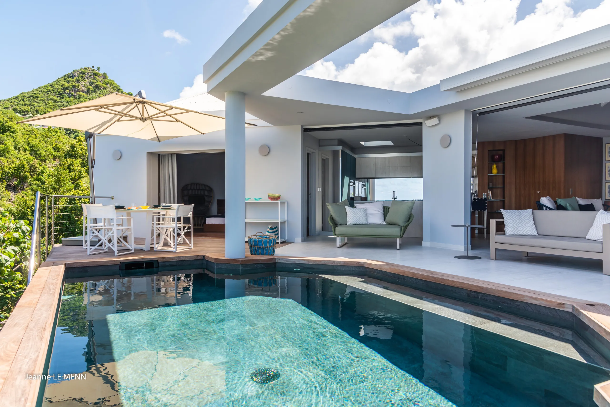 Refined Seaview Villa with Private Pool — photograph 2