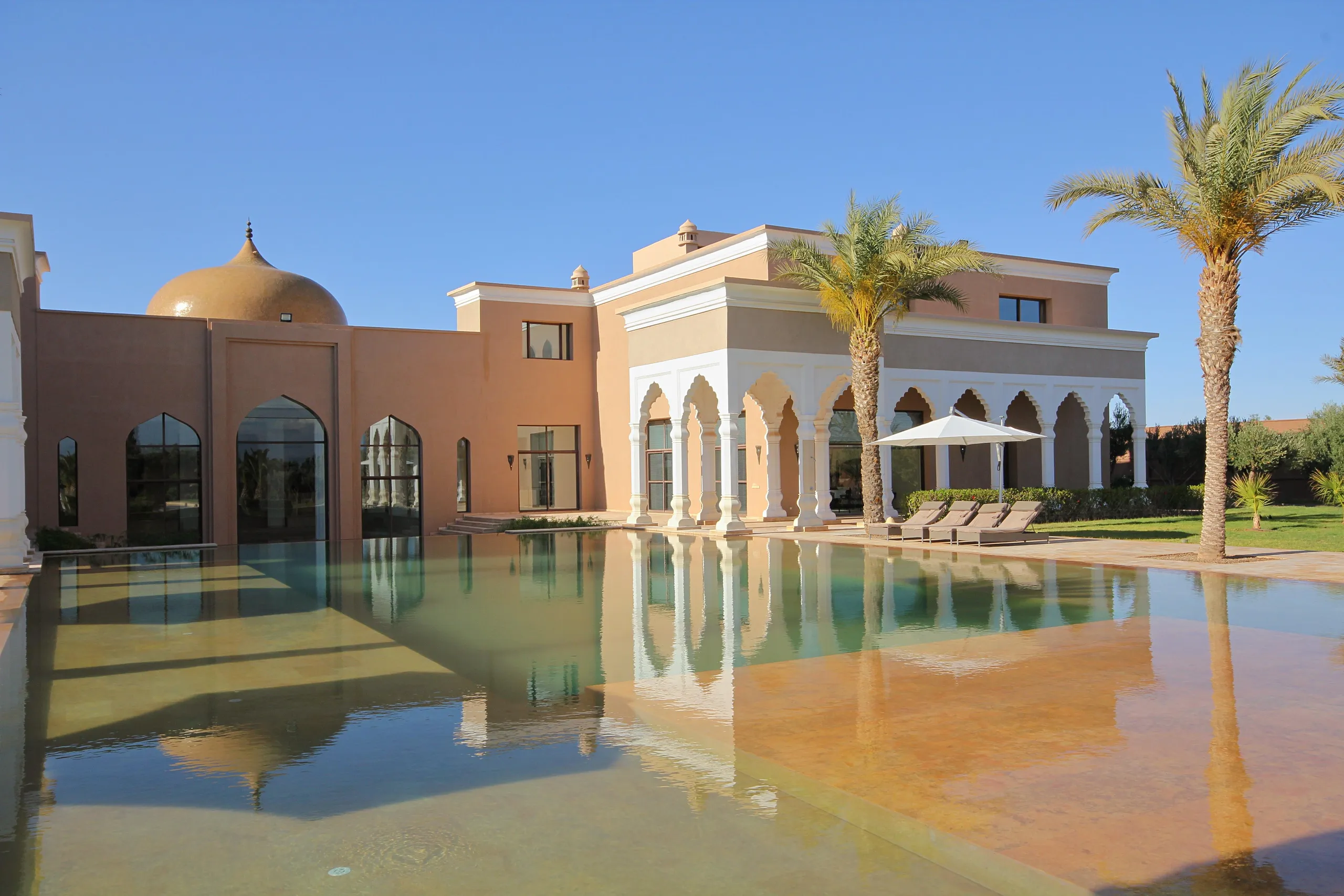 Statuesque Spacious Villa with Infinity Pool and Mountain Views, Marrakech