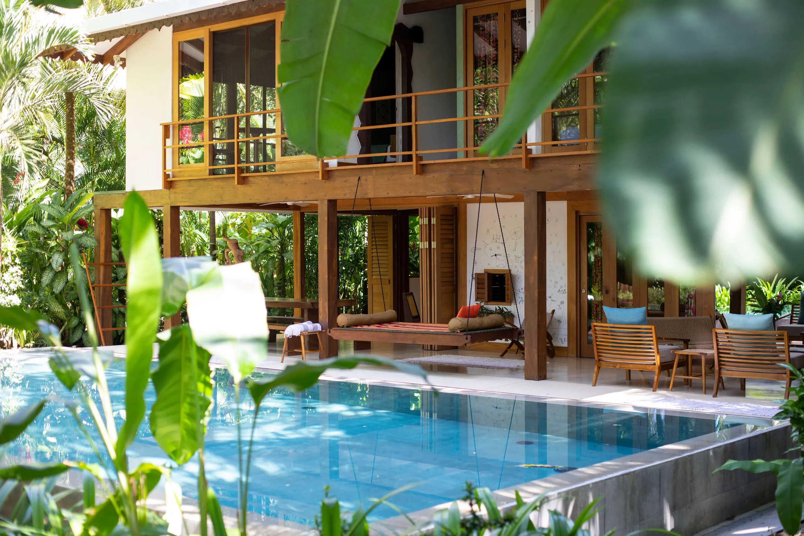 Tropical 4 Bedroom Villa with Private Pool, Beach Access, and Lush Gardens — photograph 4