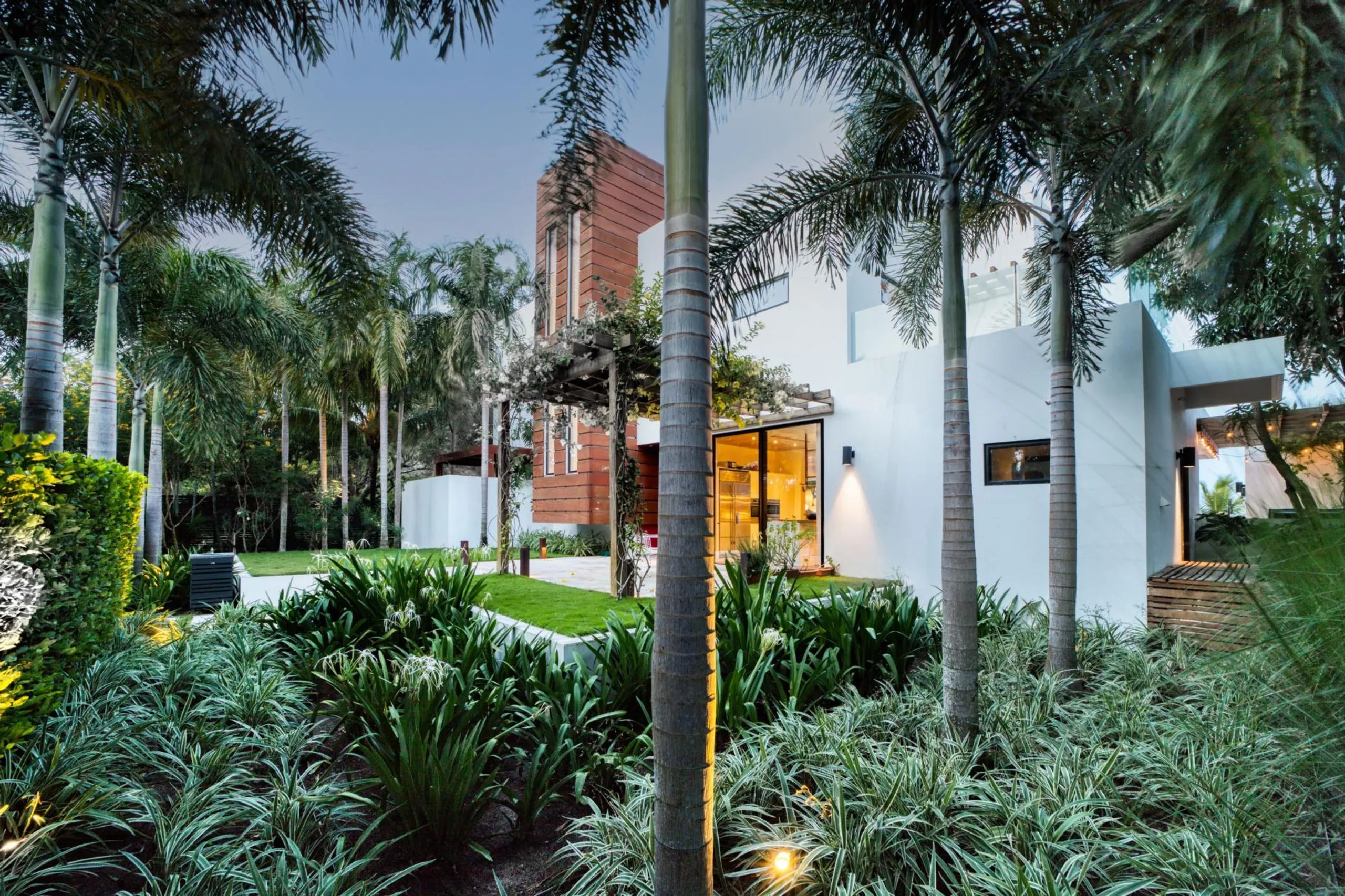 Modern 5-Bedroom Beachfront Villa in Placencia with Infinity Pool & Private Pier — photograph 7