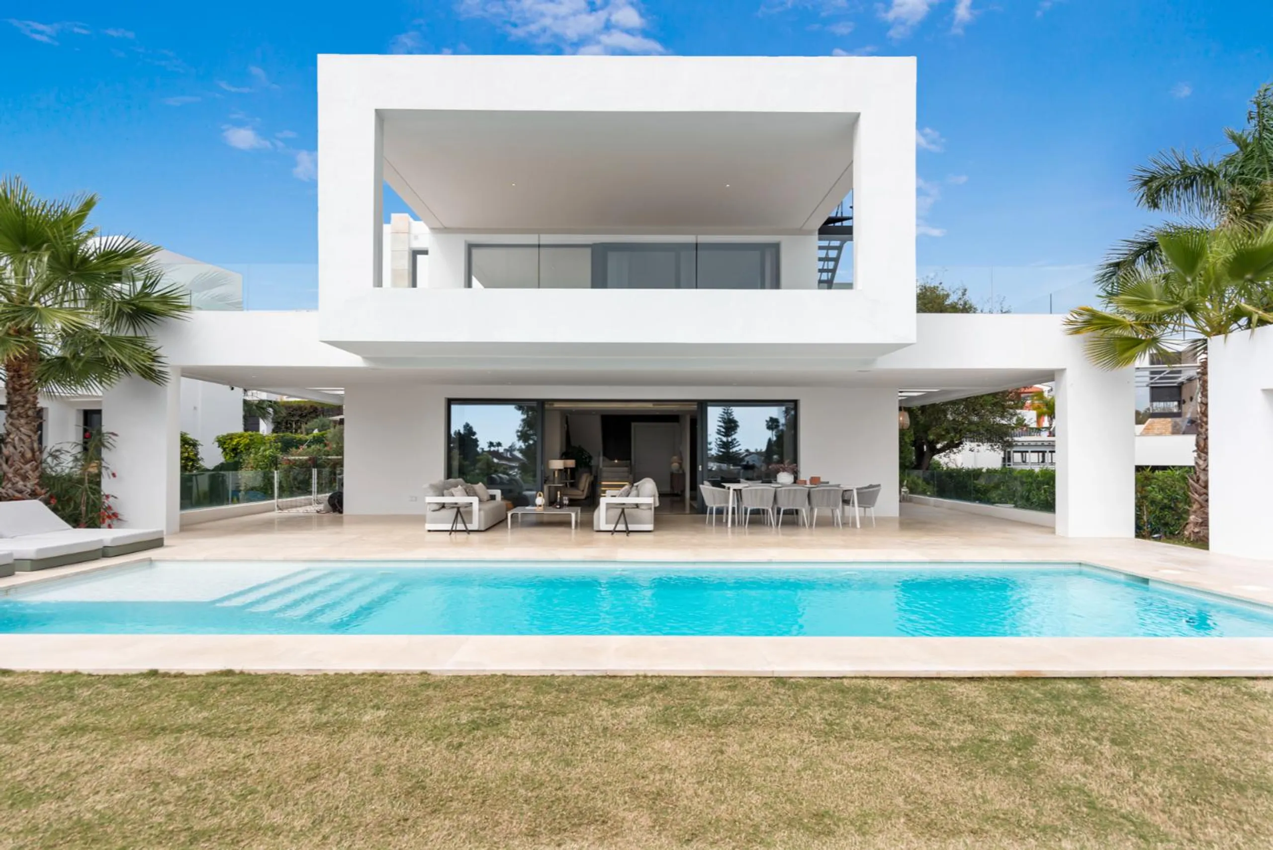 Luxurious Contemporary Marbella Villa with Pool and Garden Views — photograph 9