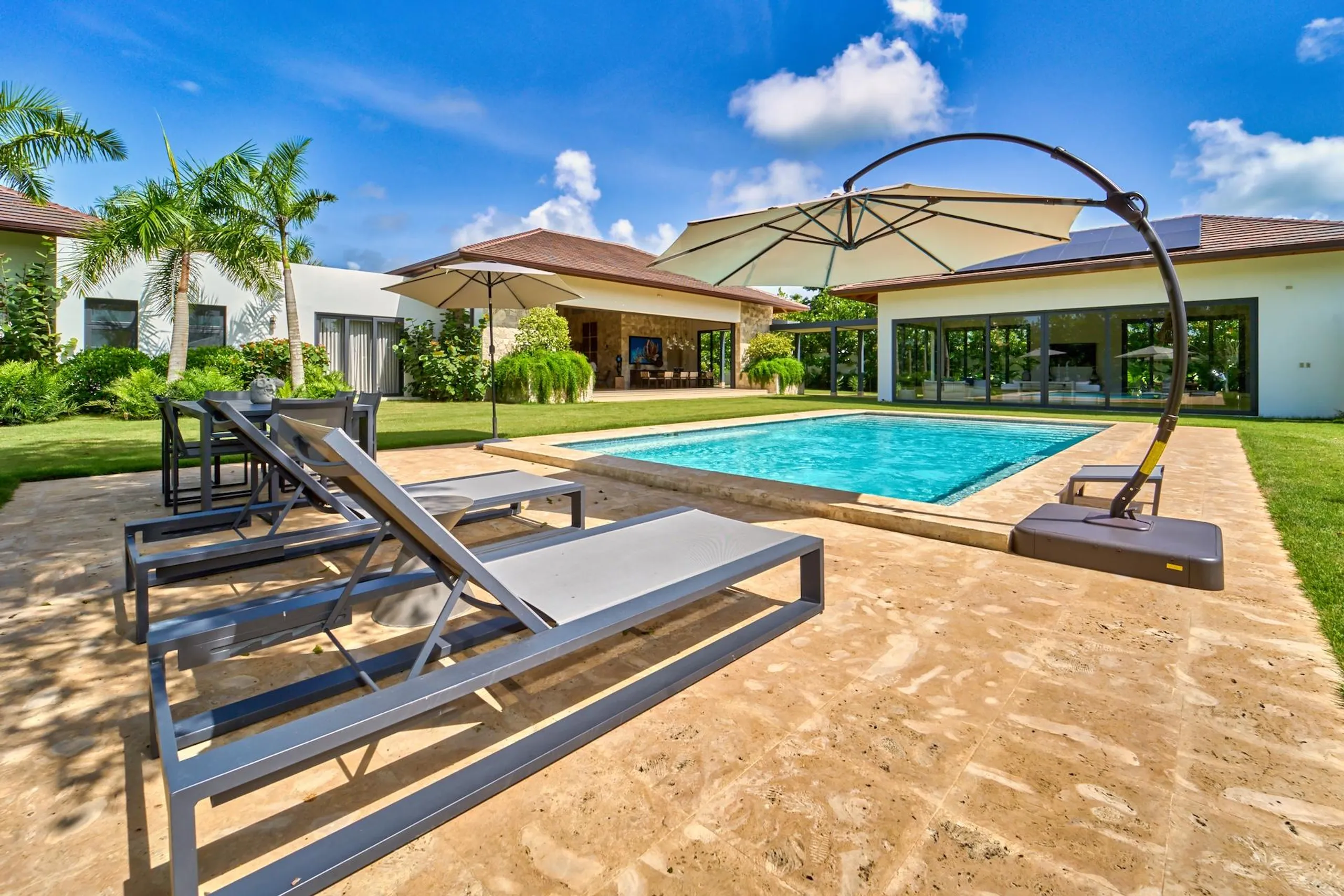 Magnificent Modern Villa with Private Pool and Golf Course and Marina Access, Casa de Campo