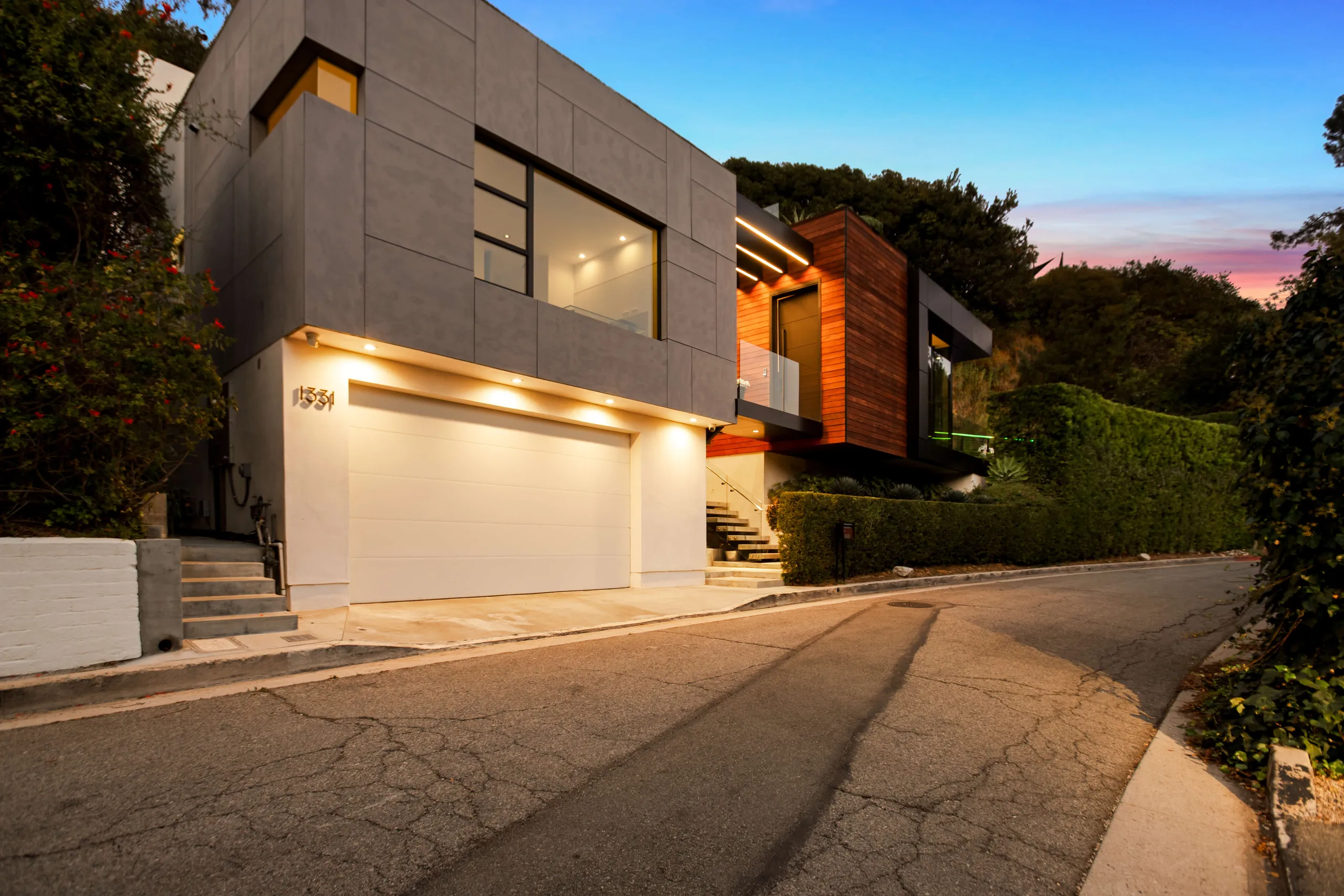 Refined Hollywood Hills Modern Villa with Artistic Details, Guest Suite & Sweeping Views — photograph 6