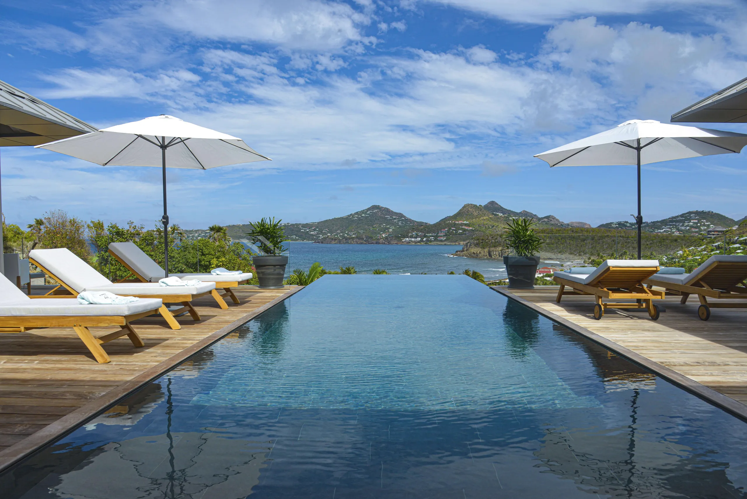 Serene St Barts Luxe Villa with Bay and Hill Views with Infinity Pool — photograph 8