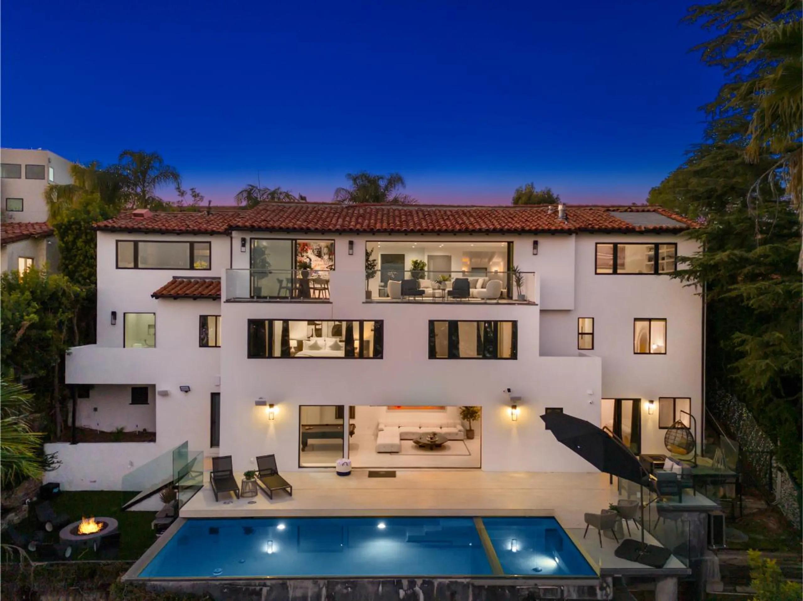 Magnificent Hollywood Hills Estate with Invigorating Pool — photograph 11