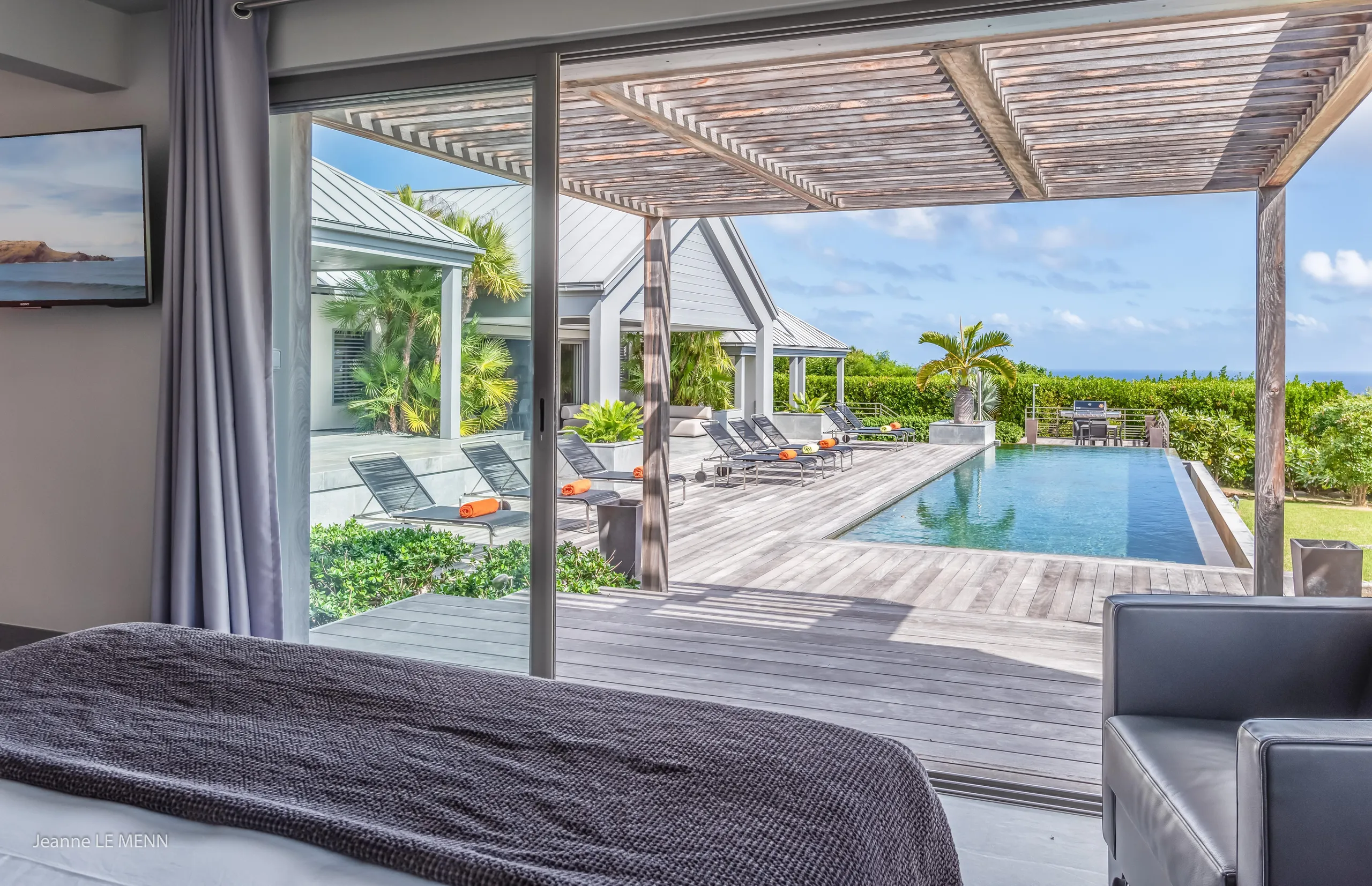 Majestic Vitet Villa with Infinity Pool and Lovely Ocean Views — photograph 9