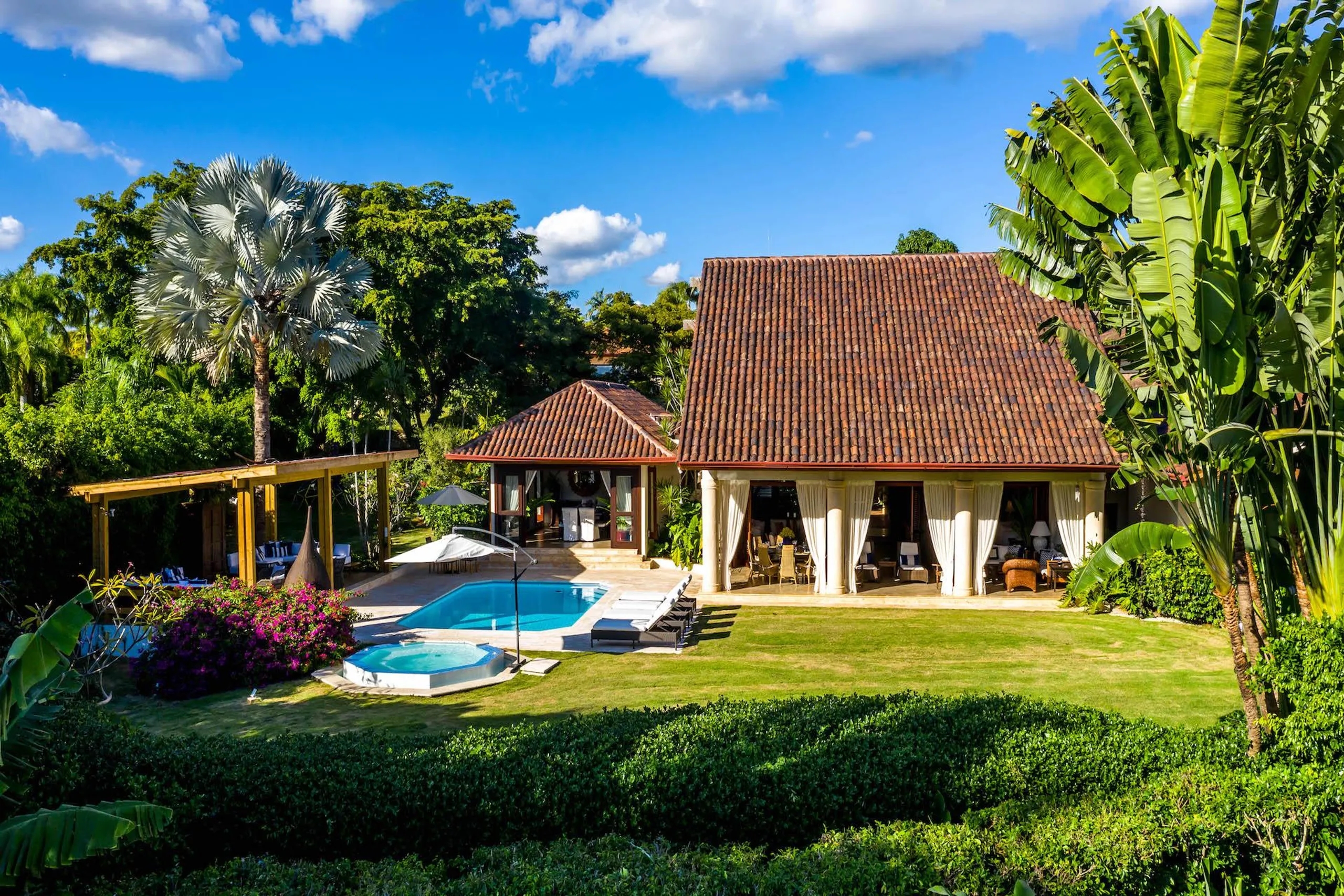 Plush and Inviting 6BR Villa with Private Pool and Relaxing Terrace, La Romana