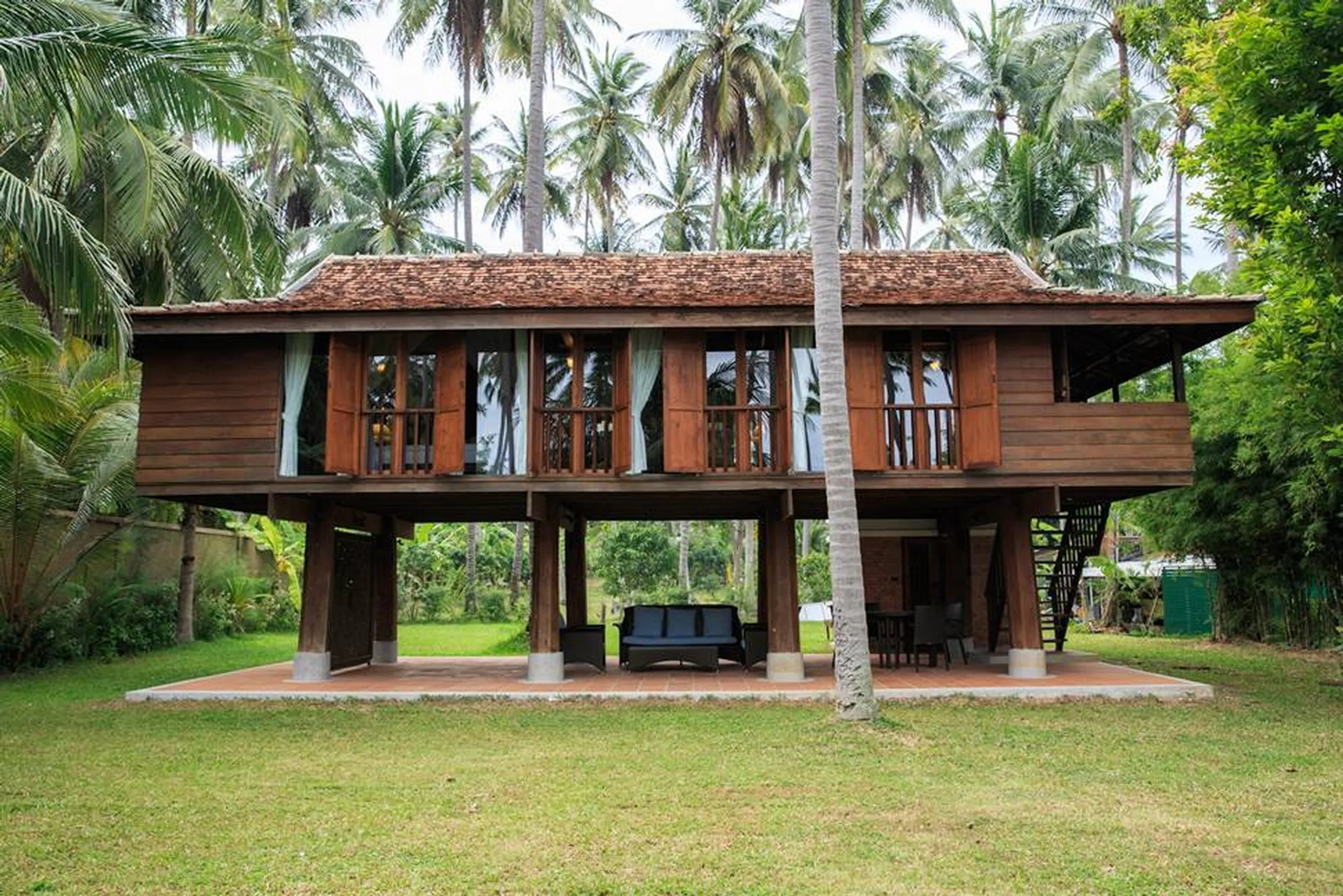 Serene Beachfront Estate with Private Pool and Teakwood Pavilions — photograph 6