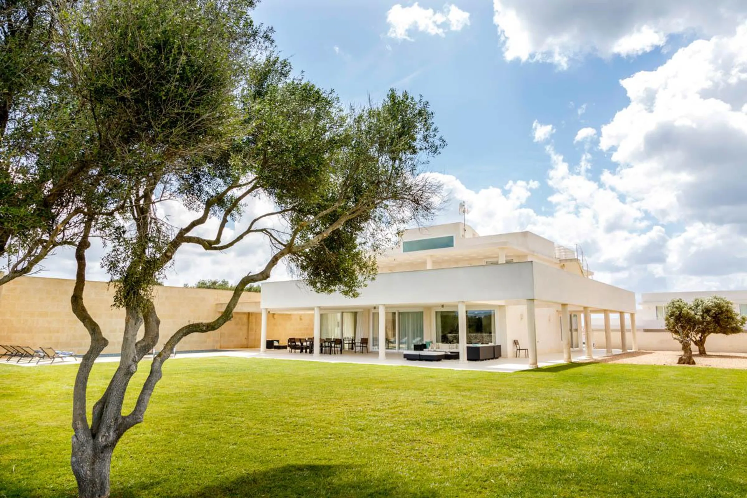 Luxurious 5BR Villa with Private Pool and Breathtaking Sea Views — photograph 3