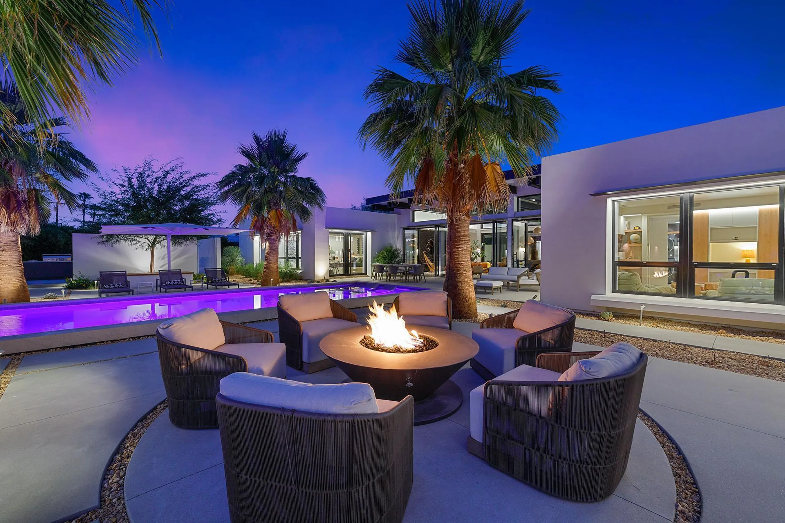 Marvelous Modern Estate with Private Pool, Jacuzzi, and Entertainment Room — photograph 6