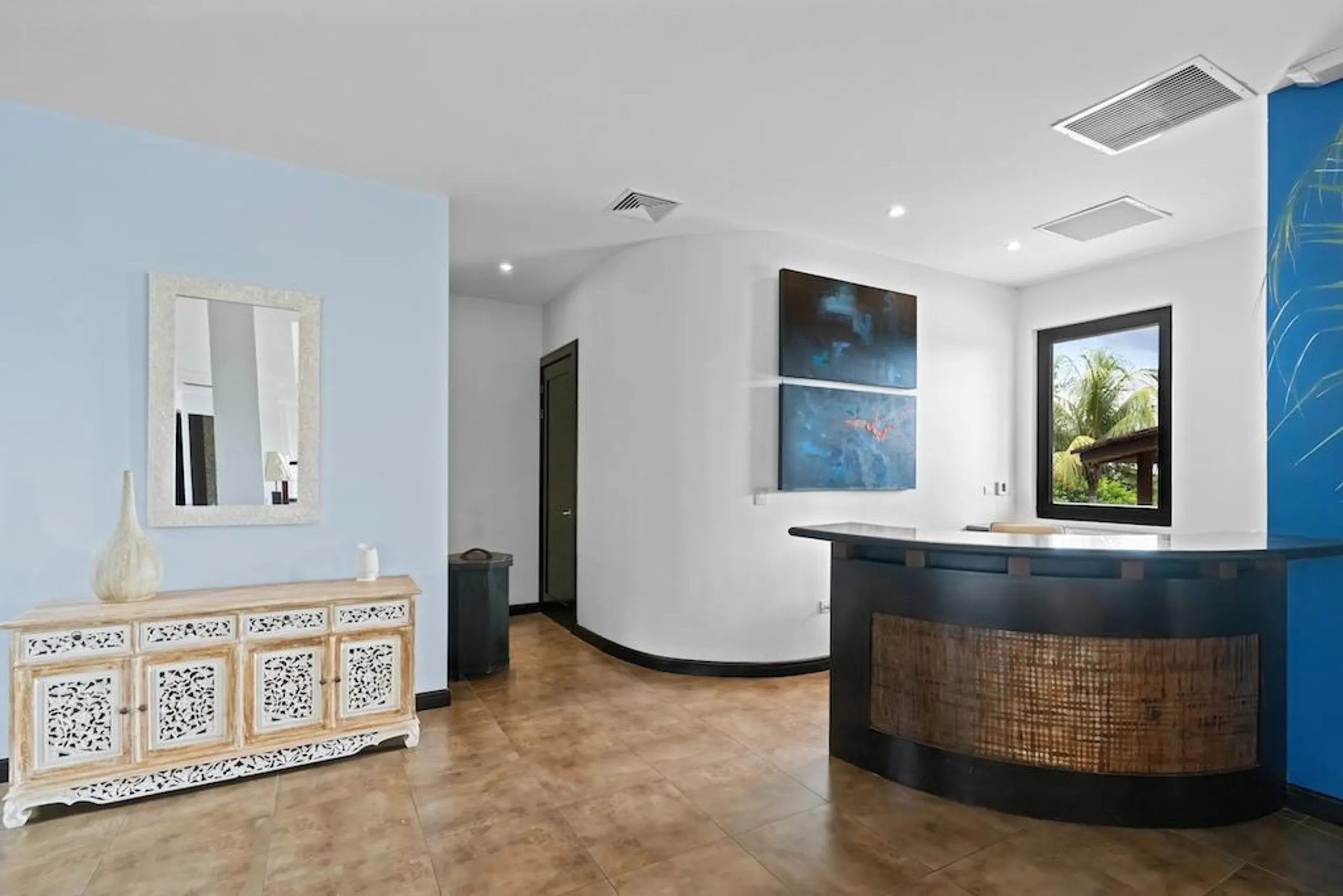 Premier Luxury Villa with Private Pool, Spa and Lush Surroundings — photograph 9