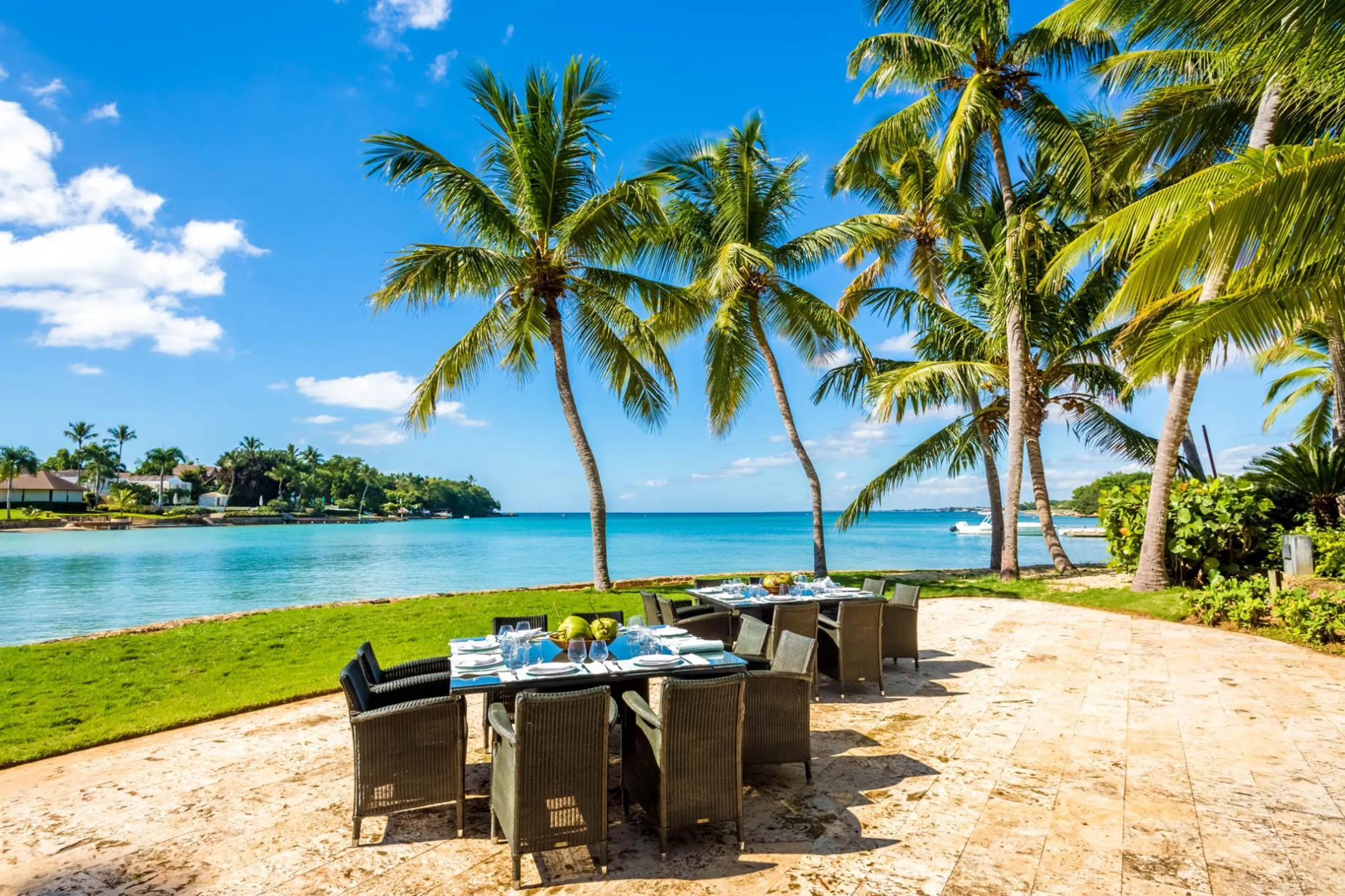 Caribbean Oceanfront Villa with Pool and Stunning Views — photograph 3