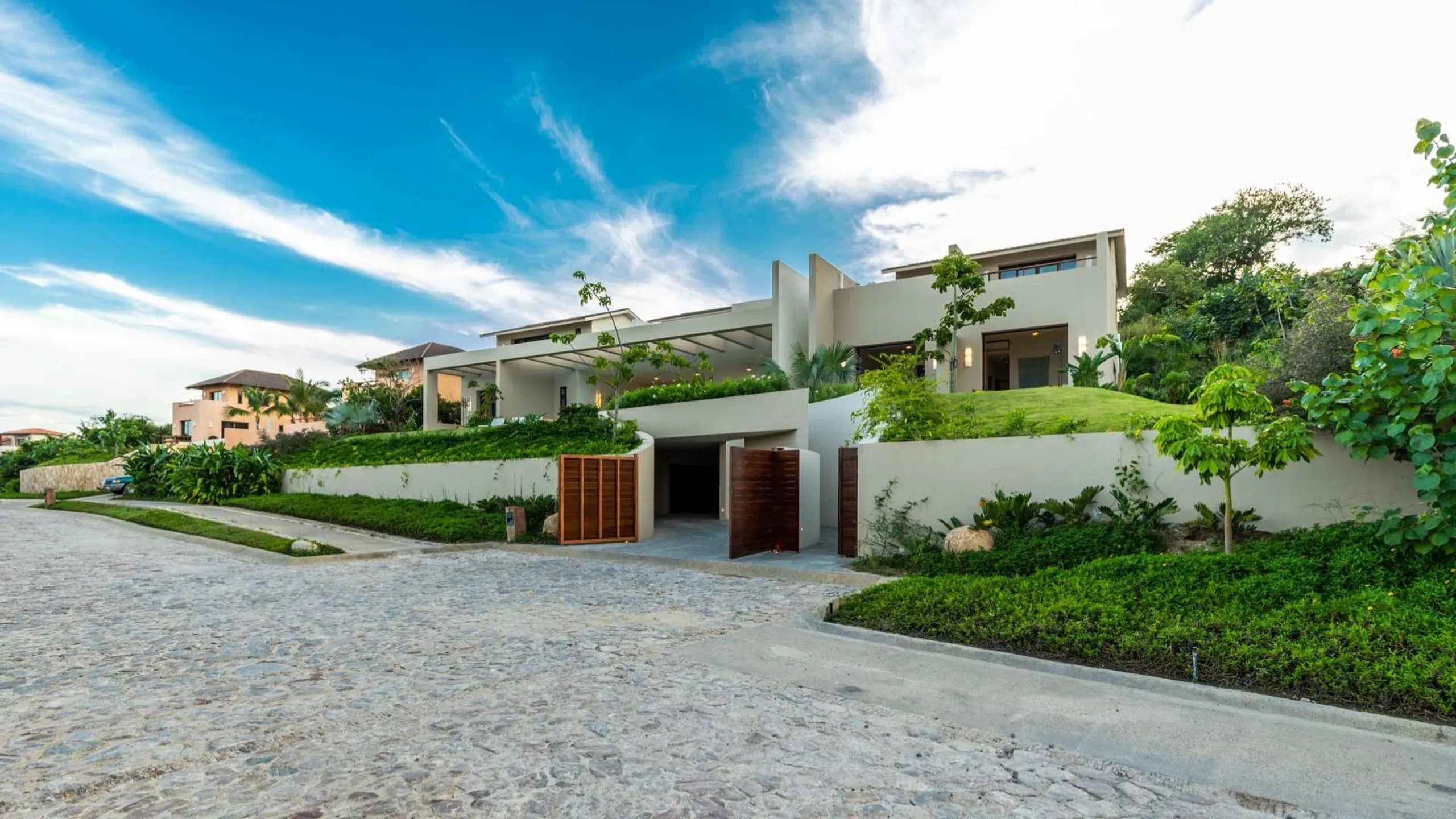 Sophisticated Three-Tiered Villa with Private Pool and Ocean Views — photograph 2