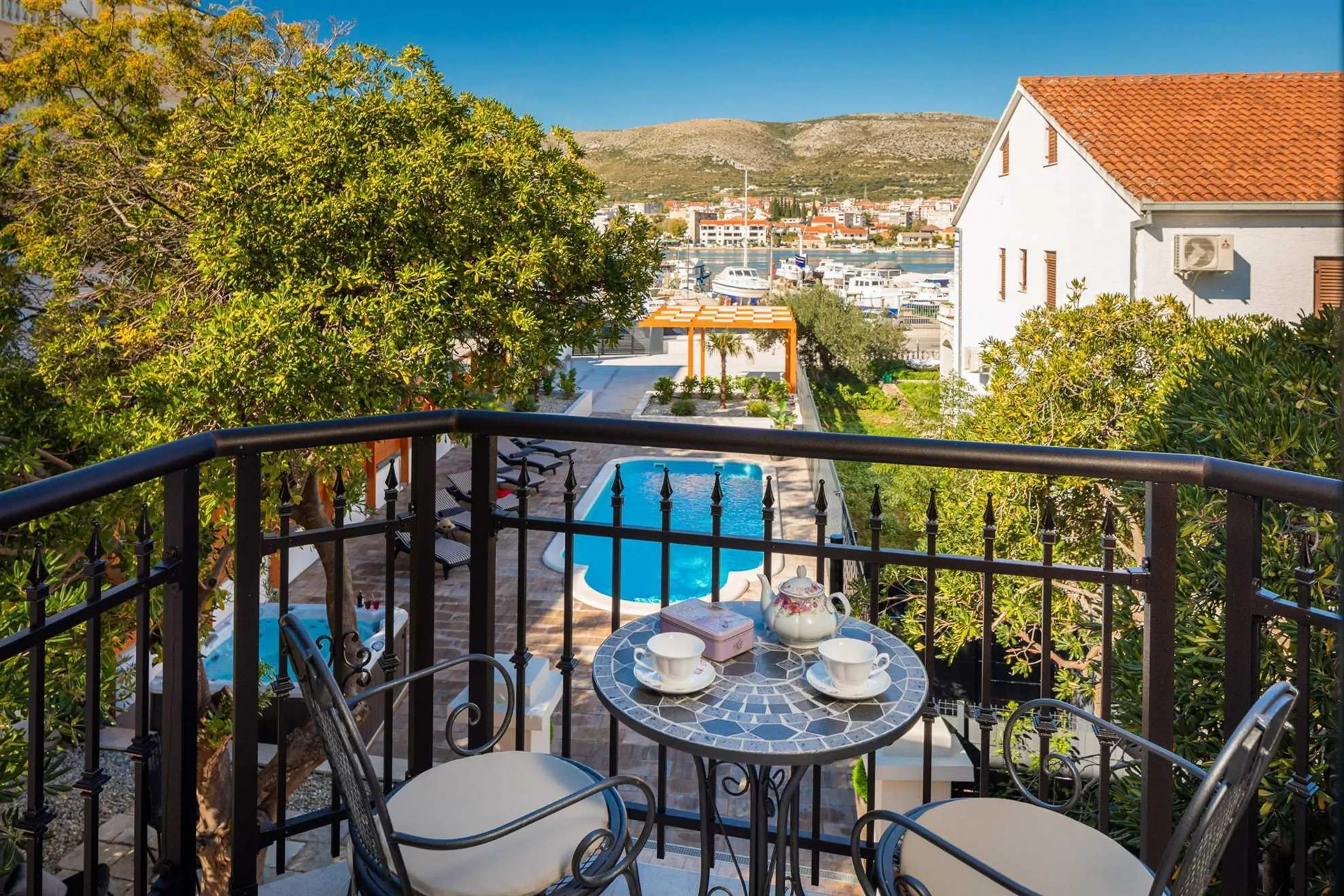 Traditional Luxury Villa with Private Swimming Pool, Sauna and Sea Views — photograph 12